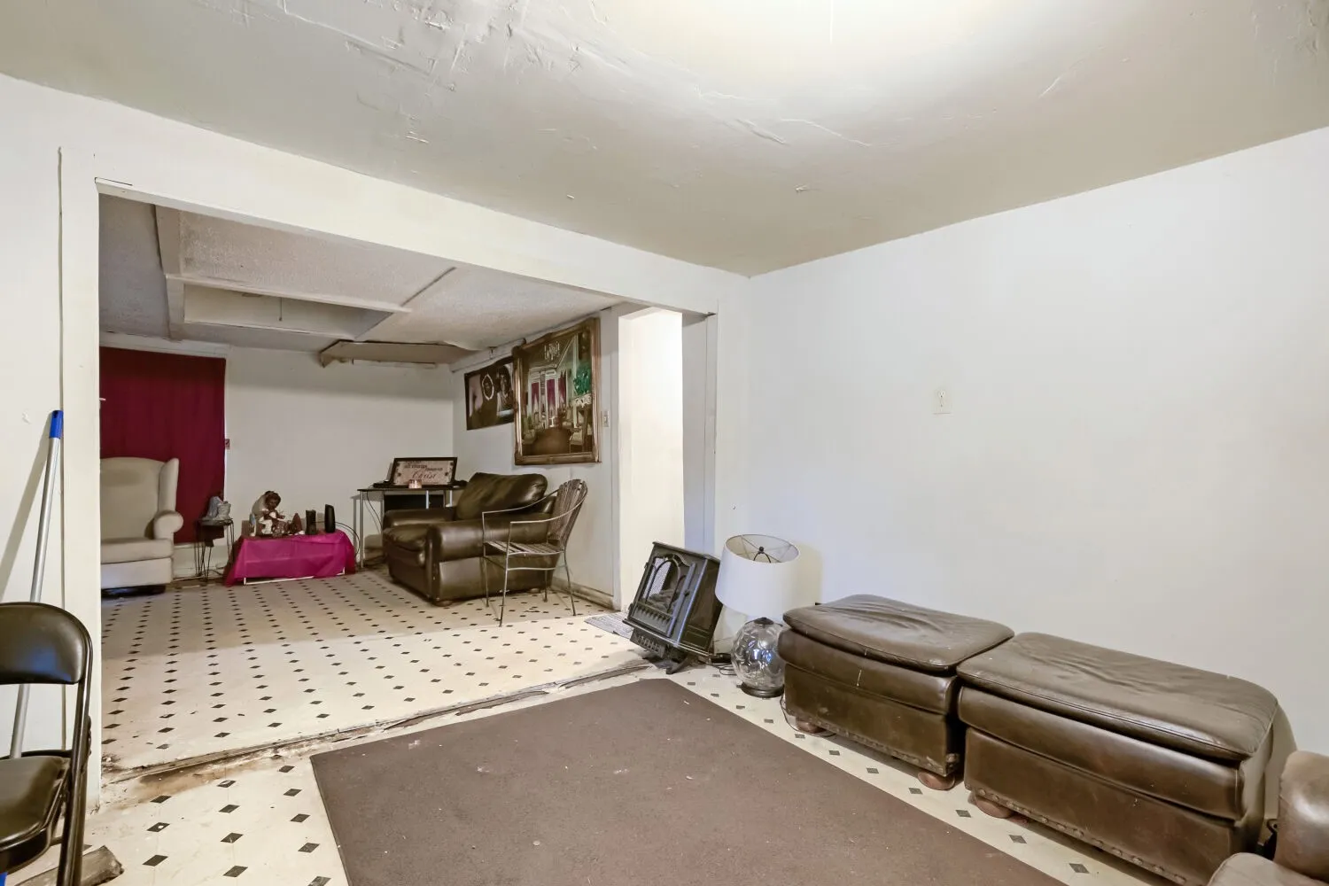 Single Family Residence For Sale in Ellis County , 1012 E Jefferson Street, Waxahachie, Texas 75165, 2 Bedrooms, 1 Bathroom, Garage spaces, 1,242 Sqft, built in 1955, Price $152,000, mls#21335337, Real Estate Agent in Waxahachie, Homes For Sale in Ellis county, Homes For Sale in Waxahachie, Realtor in Waxahachie Texas, Real Estate Brokerage Independent Realty Texas, Luminita Cordes Realtor
