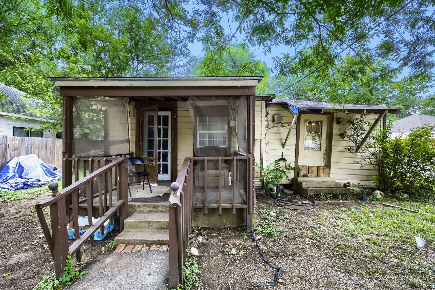 Single Family Residence For Sale in Ellis County , 1012 E Jefferson Street, Waxahachie, Texas 75165, 2 Bedrooms, 1 Bathroom, Garage spaces, 1,242 Sqft, built in 1955, Price $152,000, mls#21335337, Real Estate Agent in Waxahachie, Homes For Sale in Ellis county, Homes For Sale in Waxahachie, Realtor in Waxahachie Texas, Real Estate Brokerage Independent Realty Texas, Luminita Cordes Realtor