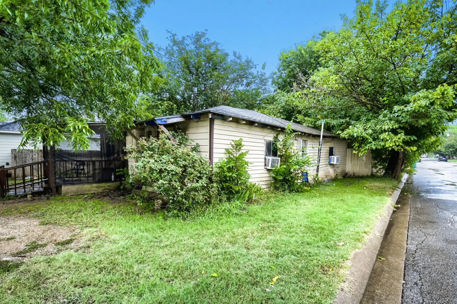 Single Family Residence For Sale in Ellis County , 1012 E Jefferson Street, Waxahachie, Texas 75165, 2 Bedrooms, 1 Bathroom, Garage spaces, 1,242 Sqft, built in 1955, Price $152,000, mls#21335337, Real Estate Agent in Waxahachie, Homes For Sale in Ellis county, Homes For Sale in Waxahachie, Realtor in Waxahachie Texas, Real Estate Brokerage Independent Realty Texas, Luminita Cordes Realtor