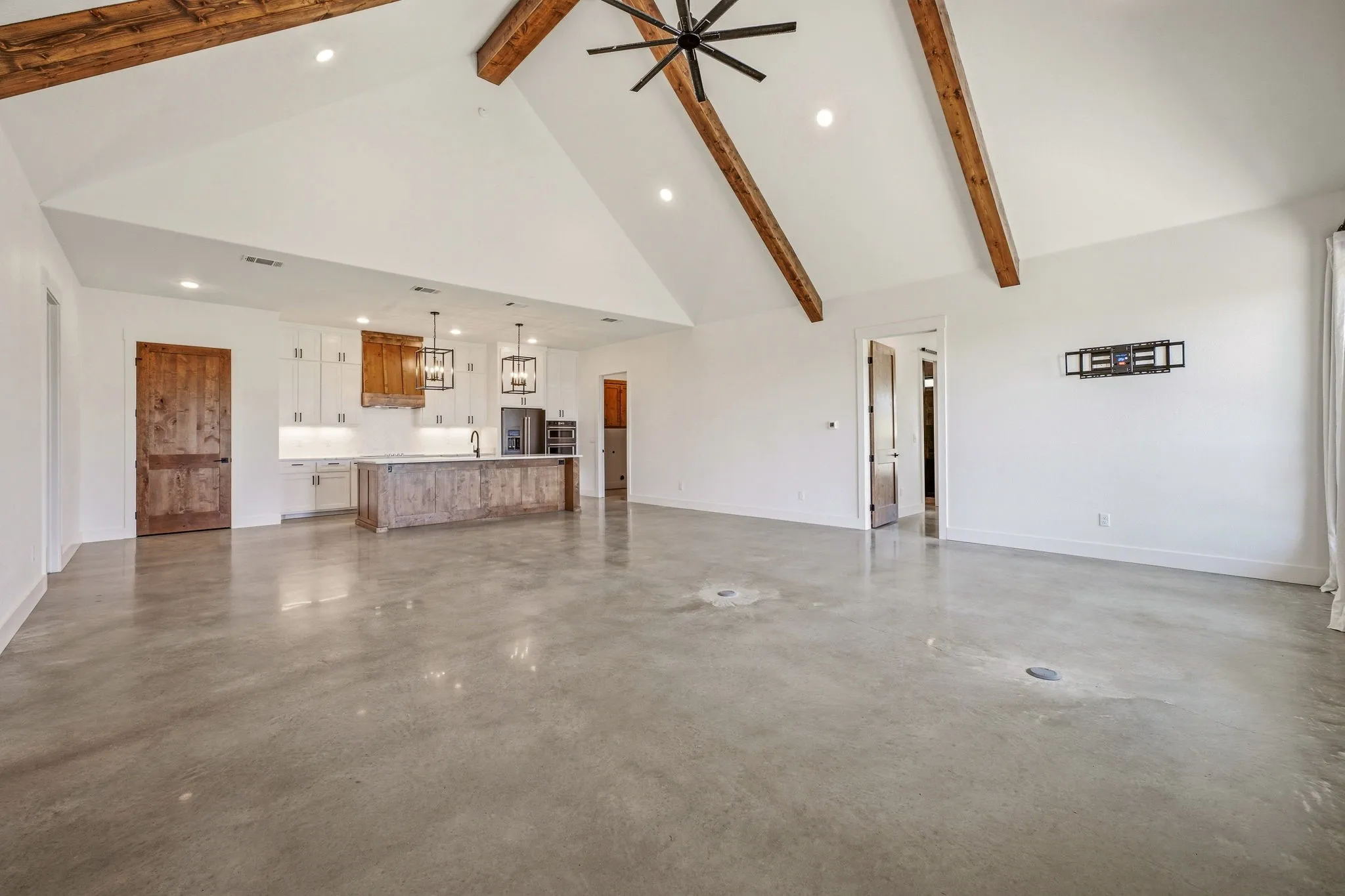 Farm For Sale in Erath County , 385 Private Road 1733, Stephenville, Texas 76401, 4 Bedroom, 4 Bathroom, Garage spaces, 4,161 Sqft, built in 2023, mls#21329412, Real Estate Agent in Stephenville, Homes For Sale in Erath county, Homes For Sale in Stephenville, Realtor in Stephenville Texas, Real Estate Brokerage Independent Realty Texas, Luminita Cordes Realtor