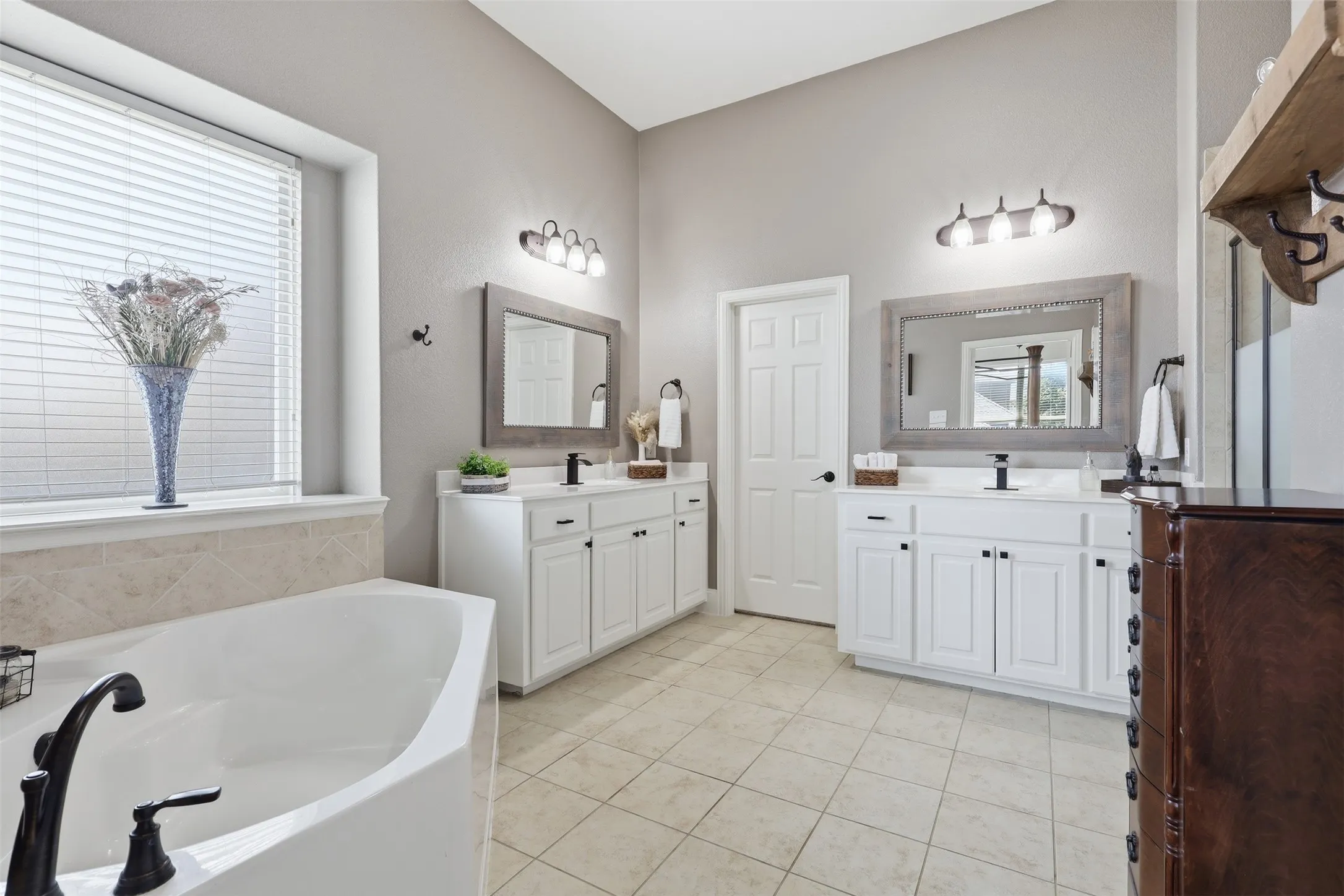 Bathroom #1 - 1st floor