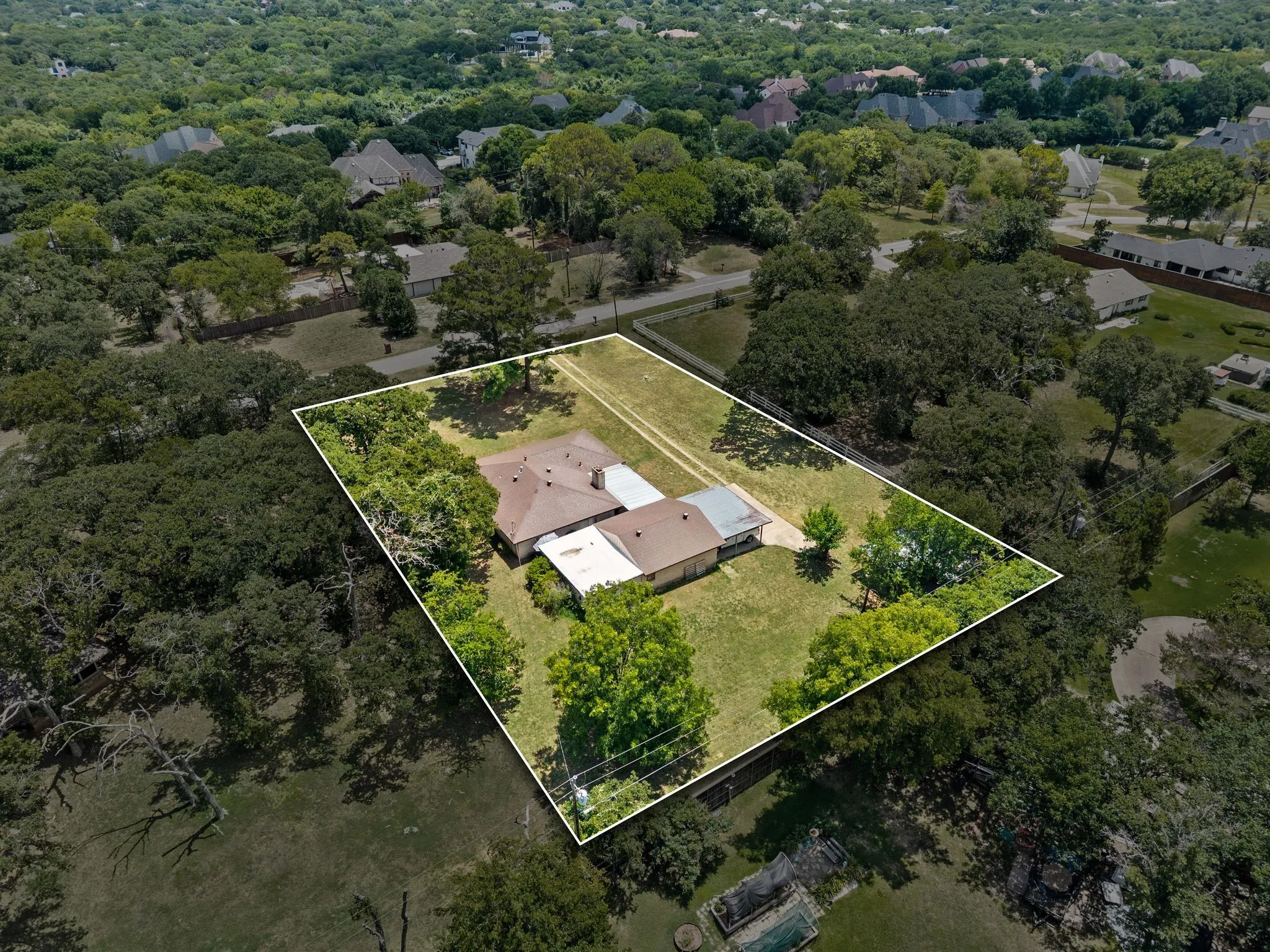 Single Family Residence For Sale in Tarrant County , 3180 Southlake Park Road, Southlake, Texas 76092, 3 Bedroom, 3 Bathroom, 2 Garage spaces, 1,744 Sqft, built in 1975, mls#21329113, Real Estate Agent in Southlake, Homes For Sale in Tarrant county, Homes For Sale in Southlake, Realtor in Southlake Texas, Real Estate Brokerage Independent Realty Texas, Luminita Cordes Realtor