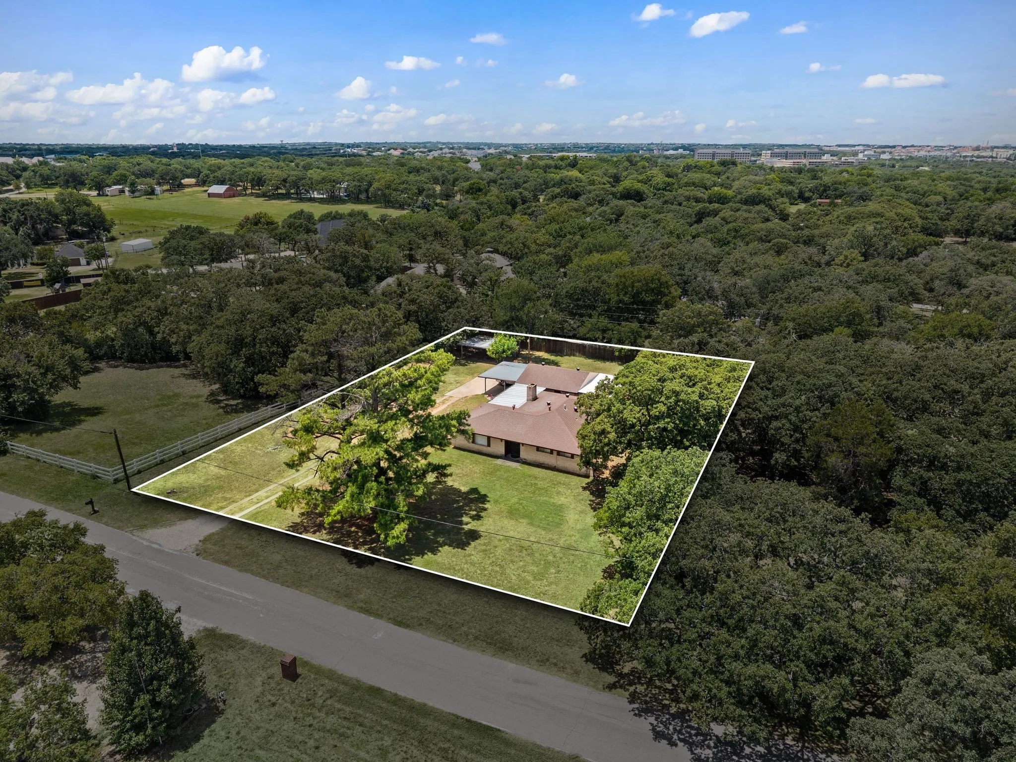 Single Family Residence For Sale in Tarrant County , 3180 Southlake Park Road, Southlake, Texas 76092, 3 Bedroom, 3 Bathroom, 2 Garage spaces, 1,744 Sqft, built in 1975, mls#21329113, Real Estate Agent in Southlake, Homes For Sale in Tarrant county, Homes For Sale in Southlake, Realtor in Southlake Texas, Real Estate Brokerage Independent Realty Texas, Luminita Cordes Realtor