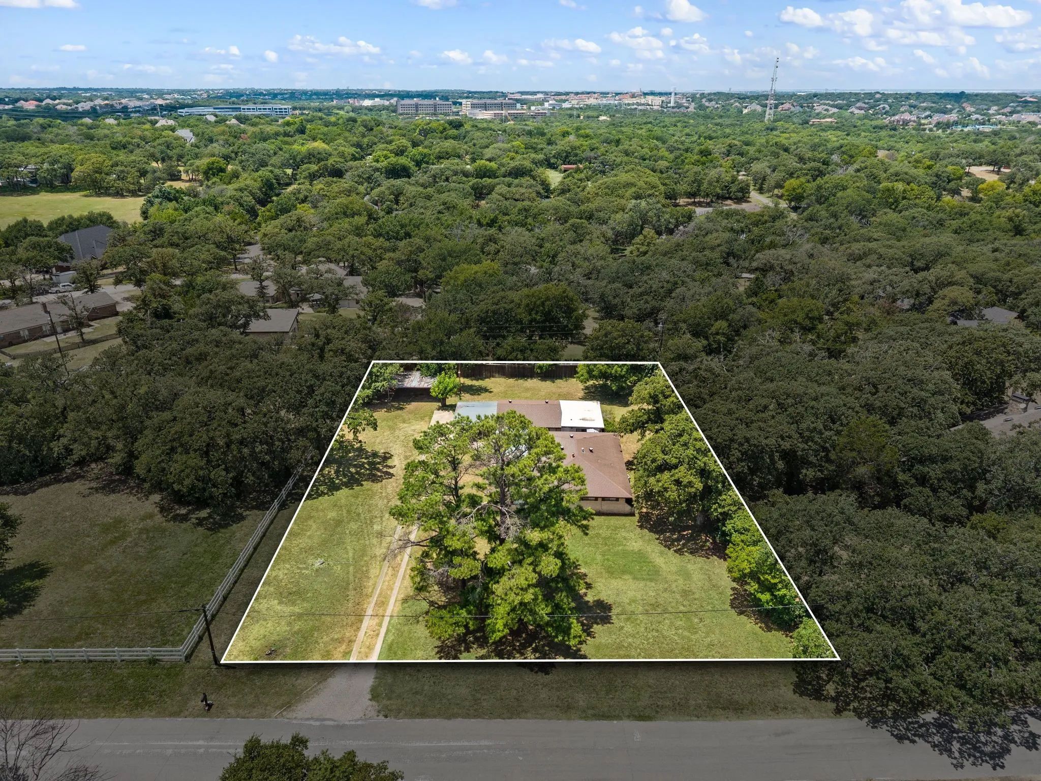 Single Family Residence For Sale in Tarrant County , 3180 Southlake Park Road, Southlake, Texas 76092, 3 Bedroom, 3 Bathroom, 2 Garage spaces, 1,744 Sqft, built in 1975, mls#21329113, Real Estate Agent in Southlake, Homes For Sale in Tarrant county, Homes For Sale in Southlake, Realtor in Southlake Texas, Real Estate Brokerage Independent Realty Texas, Luminita Cordes Realtor