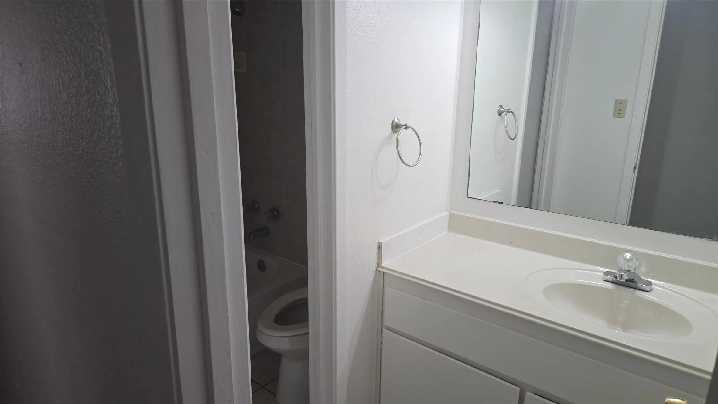 Duplex For Rent in Dallas County , 1627 Windsong Lane, Irving, Texas 75060, 3 Bedroom, 2 Bathroom, Garage spaces, 1,056 Sqft, built in 1983, mls#21334785, Real Estate Agent in Irving, Homes For Rent in Dallas county, Homes For Rent in Irving, Realtor in Irving Texas, Real Estate Brokerage Independent Realty Texas, Luminita Cordes Realtor