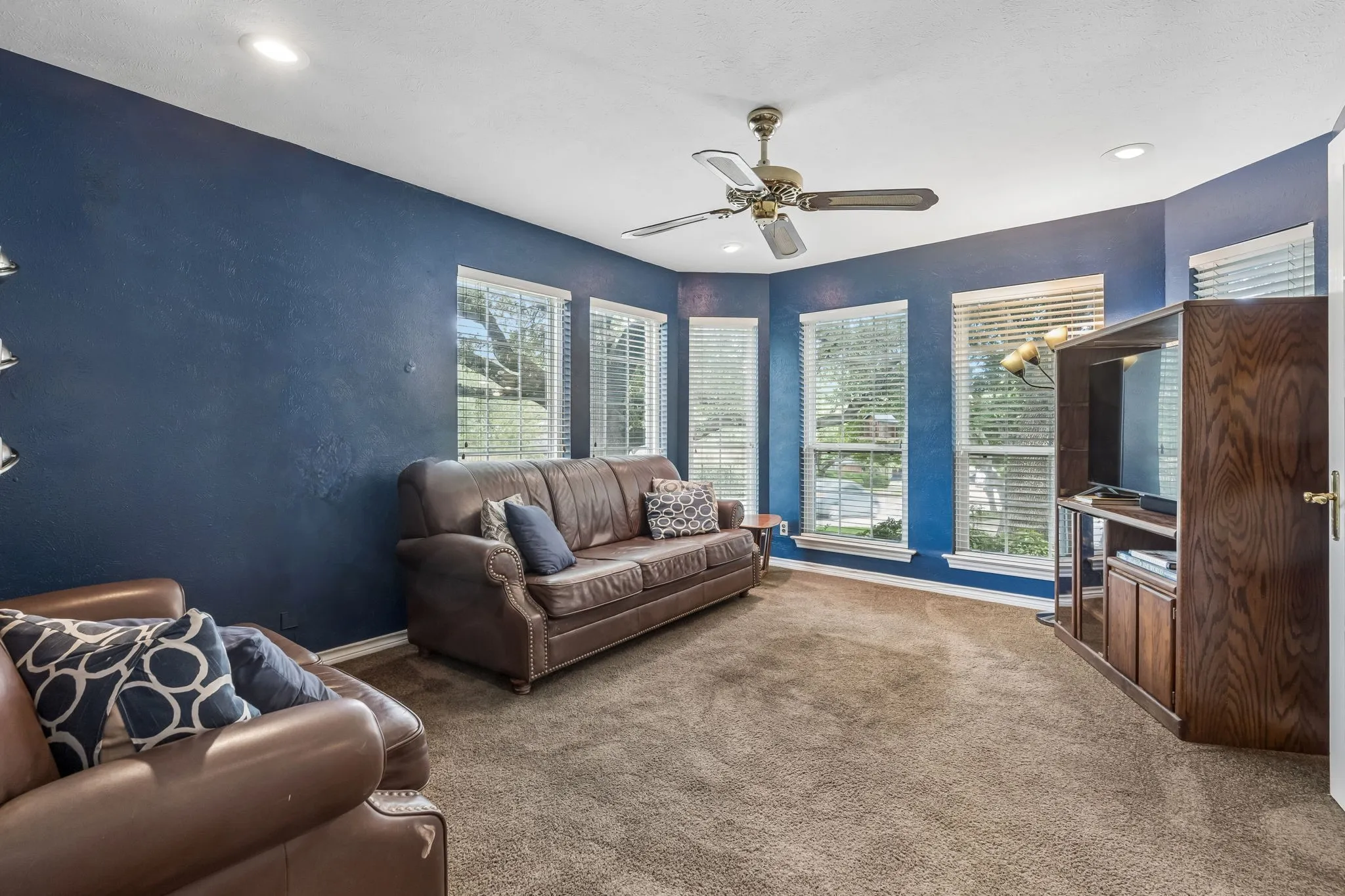 Single Family Residence For Sale in Dallas County , 3101 Becky Court, Garland, Texas 75044, 3 Bedroom, 3 Bathroom, 2 Garage spaces, 2,188 Sqft, built in 1979, mls#21335184, Real Estate Agent in Garland, Homes For Sale in Dallas county, Homes For Sale in Garland, Realtor in Garland Texas, Real Estate Brokerage Independent Realty Texas, Luminita Cordes Realtor