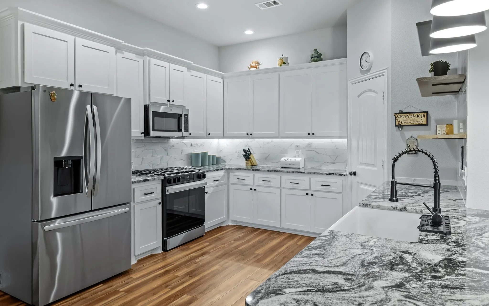Modern kitchen featuring a white farmhouse sink