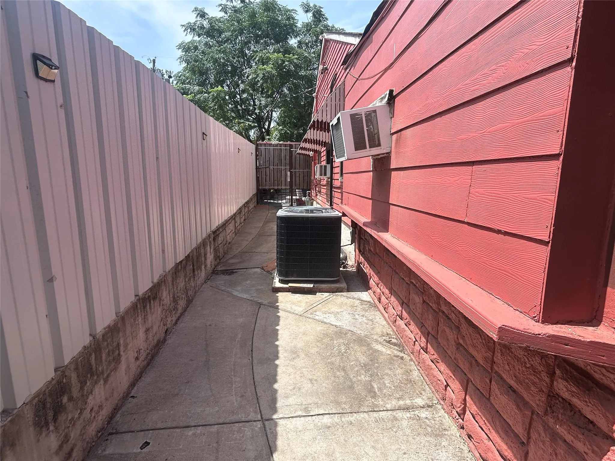 Single Family Residence For Sale in Dallas County , 6709 Lovett Avenue, Dallas, Texas 75227, 5 Bedroom, 2 Bathroom, 1 Garage spaces, 1,189 Sqft, built in 1948, mls#21335380, Real Estate Agent in Dallas, Homes For Sale in Dallas county, Homes For Sale in Dallas, Realtor in Dallas Texas, Real Estate Brokerage Independent Realty Texas, Luminita Cordes Realtor