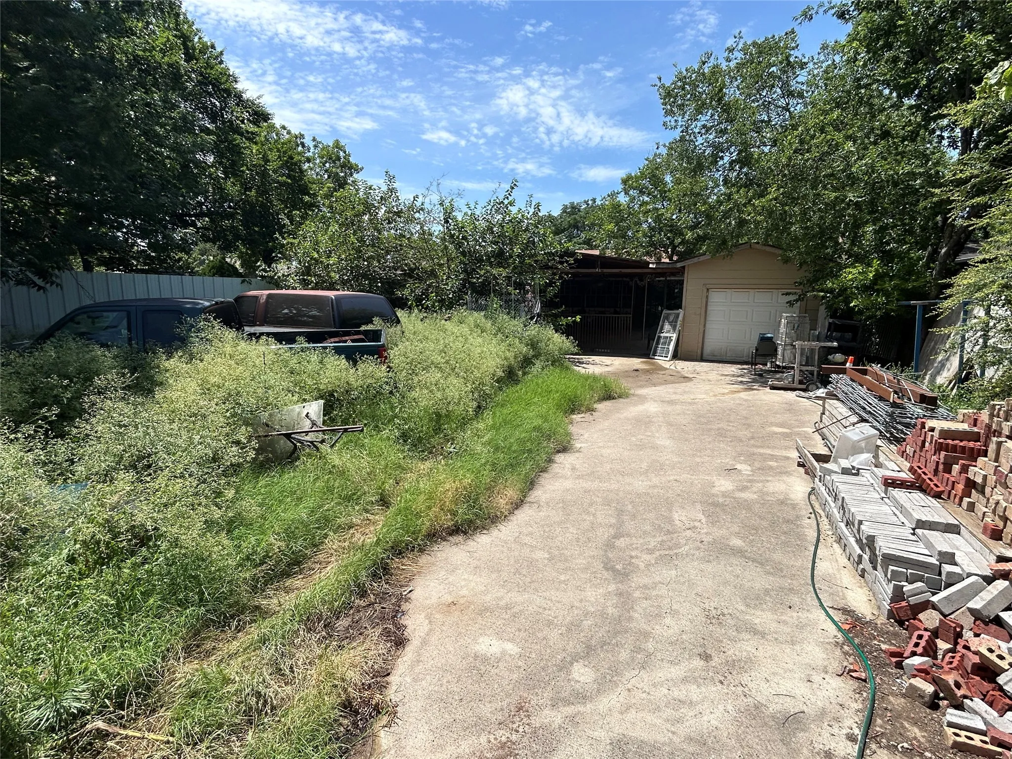 Single Family Residence For Sale in Dallas County , 6709 Lovett Avenue, Dallas, Texas 75227, 5 Bedroom, 2 Bathroom, 1 Garage spaces, 1,189 Sqft, built in 1948, mls#21335380, Real Estate Agent in Dallas, Homes For Sale in Dallas county, Homes For Sale in Dallas, Realtor in Dallas Texas, Real Estate Brokerage Independent Realty Texas, Luminita Cordes Realtor
