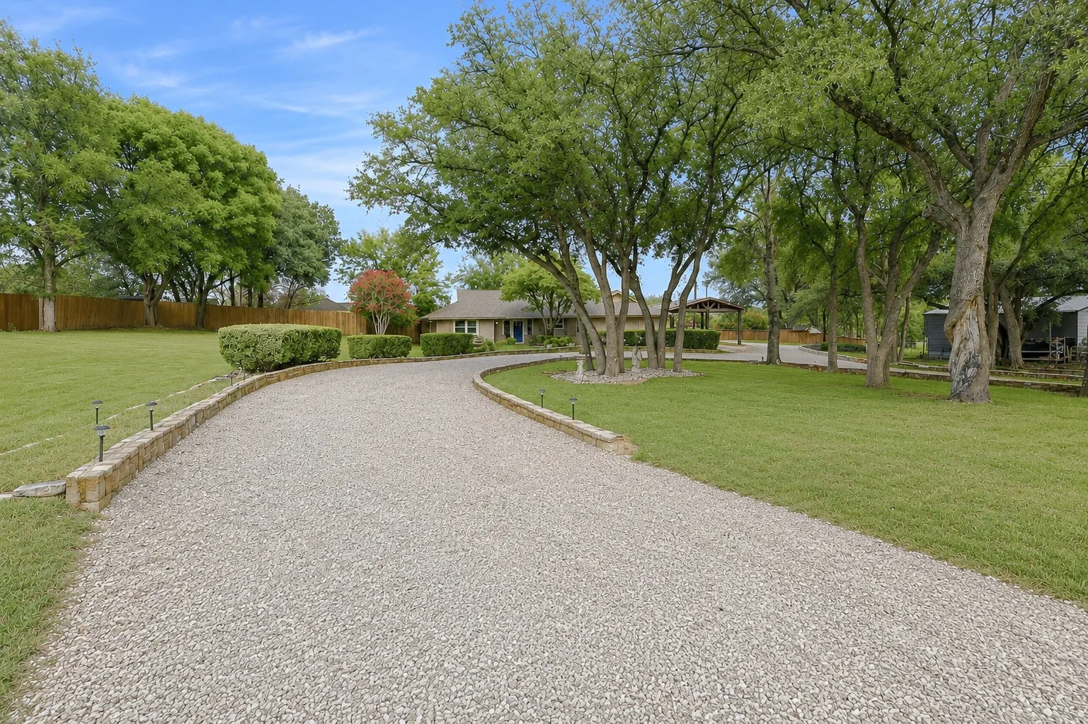 Single Family Residence For Sale in Parker County , 505 Queensway Road, Willow Park, Texas 76087, 4 Bedroom, 2 Bathroom, Garage spaces, 2,072 Sqft, built in 1982, mls#21333828, Real Estate Agent in Willow Park, Homes For Sale in Parker county, Homes For Sale in Willow Park, Realtor in Willow Park Texas, Real Estate Brokerage Independent Realty Texas, Luminita Cordes Realtor