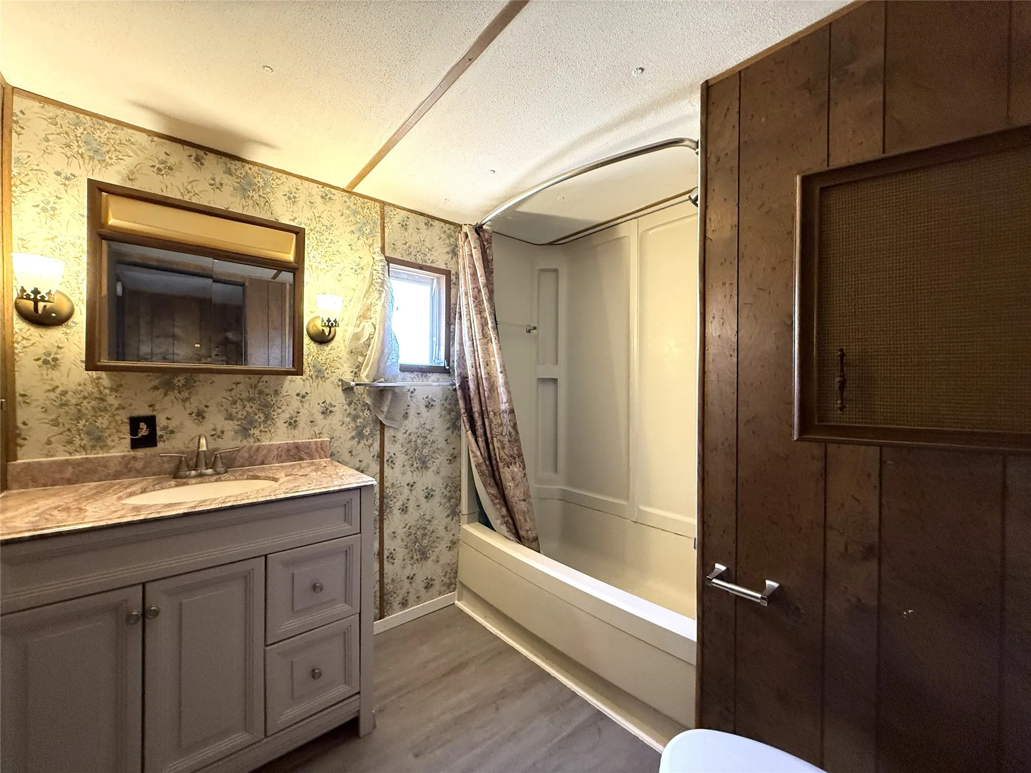 Mobile Home For Rent in Grayson County , 1025 E Owing Street, Denison, Texas 75021, 2 Bedrooms, 2 Bathrooms, Garage spaces, 1,100 Sqft, built in 2010, Price $1,000, mls#21335398, Real Estate Agent in Denison, Homes For Rent in Grayson county, Homes For Rent in Denison, Realtor in Denison Texas, Real Estate Brokerage Independent Realty Texas, Luminita Cordes Realtor