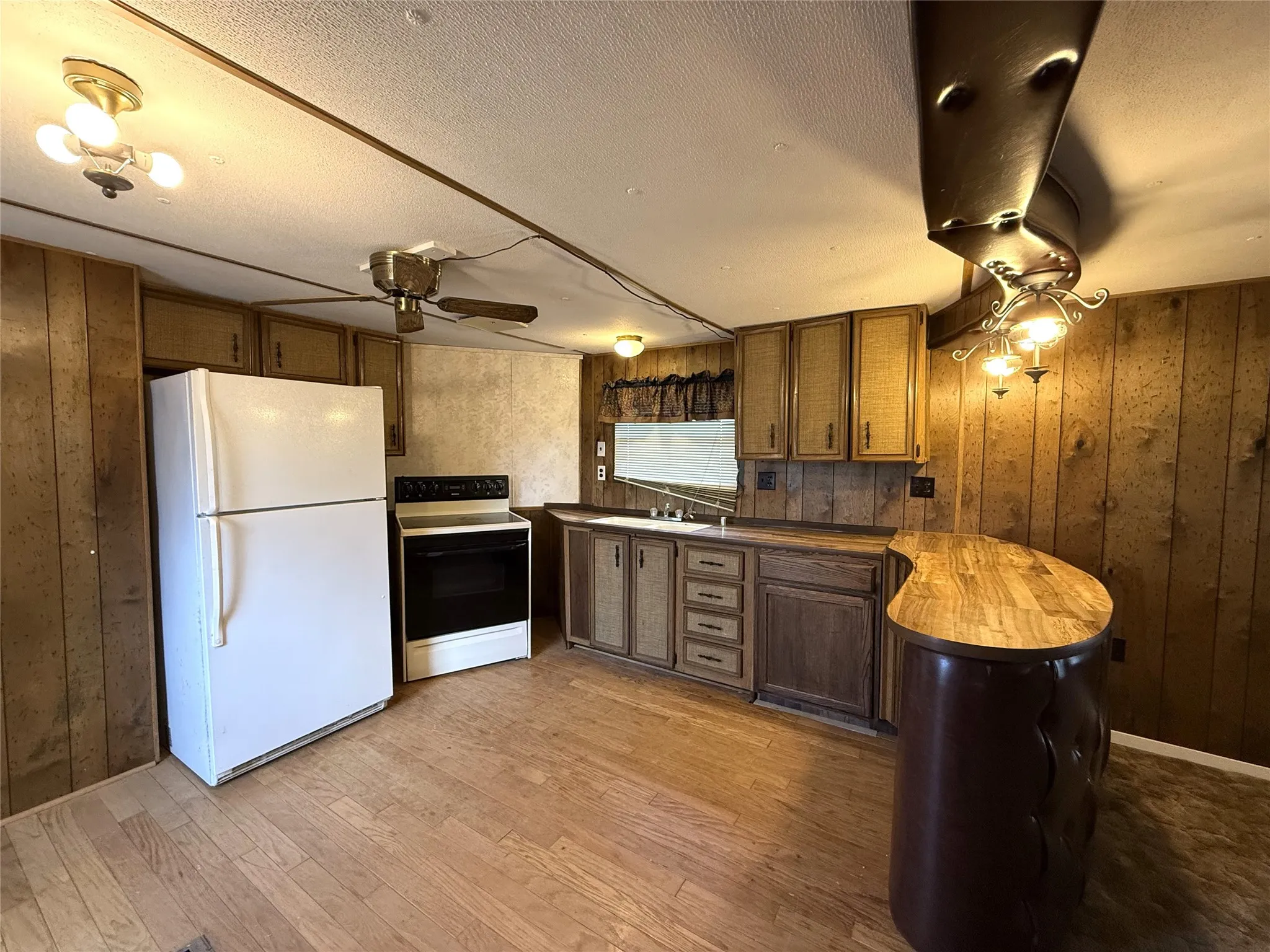 Mobile Home For Rent in Grayson County , 1025 E Owing Street, Denison, Texas 75021, 2 Bedrooms, 2 Bathrooms, Garage spaces, 1,100 Sqft, built in 2010, Price $1,000, mls#21335398, Real Estate Agent in Denison, Homes For Rent in Grayson county, Homes For Rent in Denison, Realtor in Denison Texas, Real Estate Brokerage Independent Realty Texas, Luminita Cordes Realtor