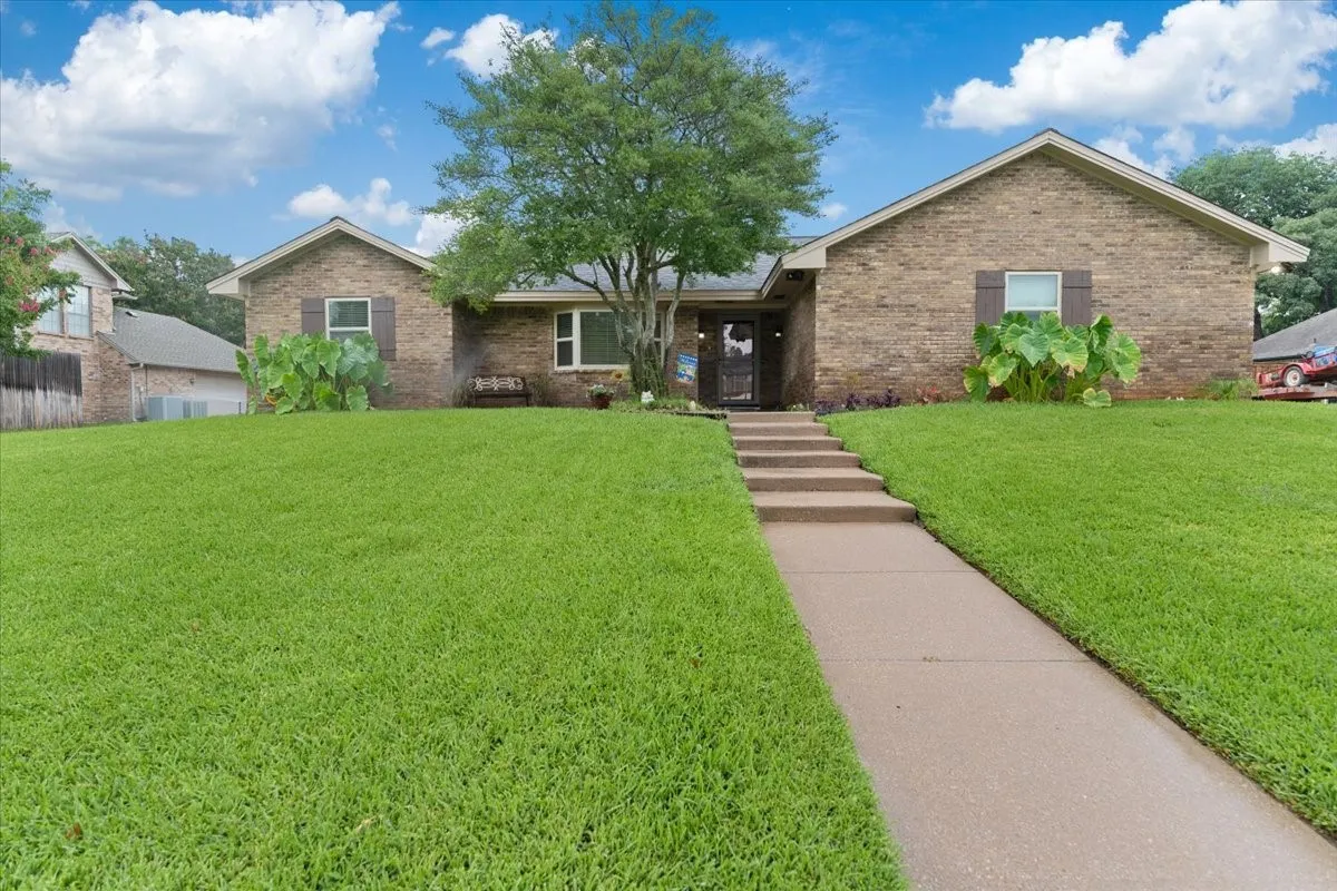 Single Family Residence For Rent in Denton County , 20 Timberline Drive, Trophy Club, Texas 76262, 3 Bedrooms, 3 Bathrooms, 2 Garage spaces, 2,528 Sqft, built in 1984, Price $3,875, mls#21335401, Real Estate Agent in Trophy Club, Homes For Rent in Denton county, Homes For Rent in Trophy Club, Realtor in Trophy Club Texas, Real Estate Brokerage Independent Realty Texas, Luminita Cordes Realtor