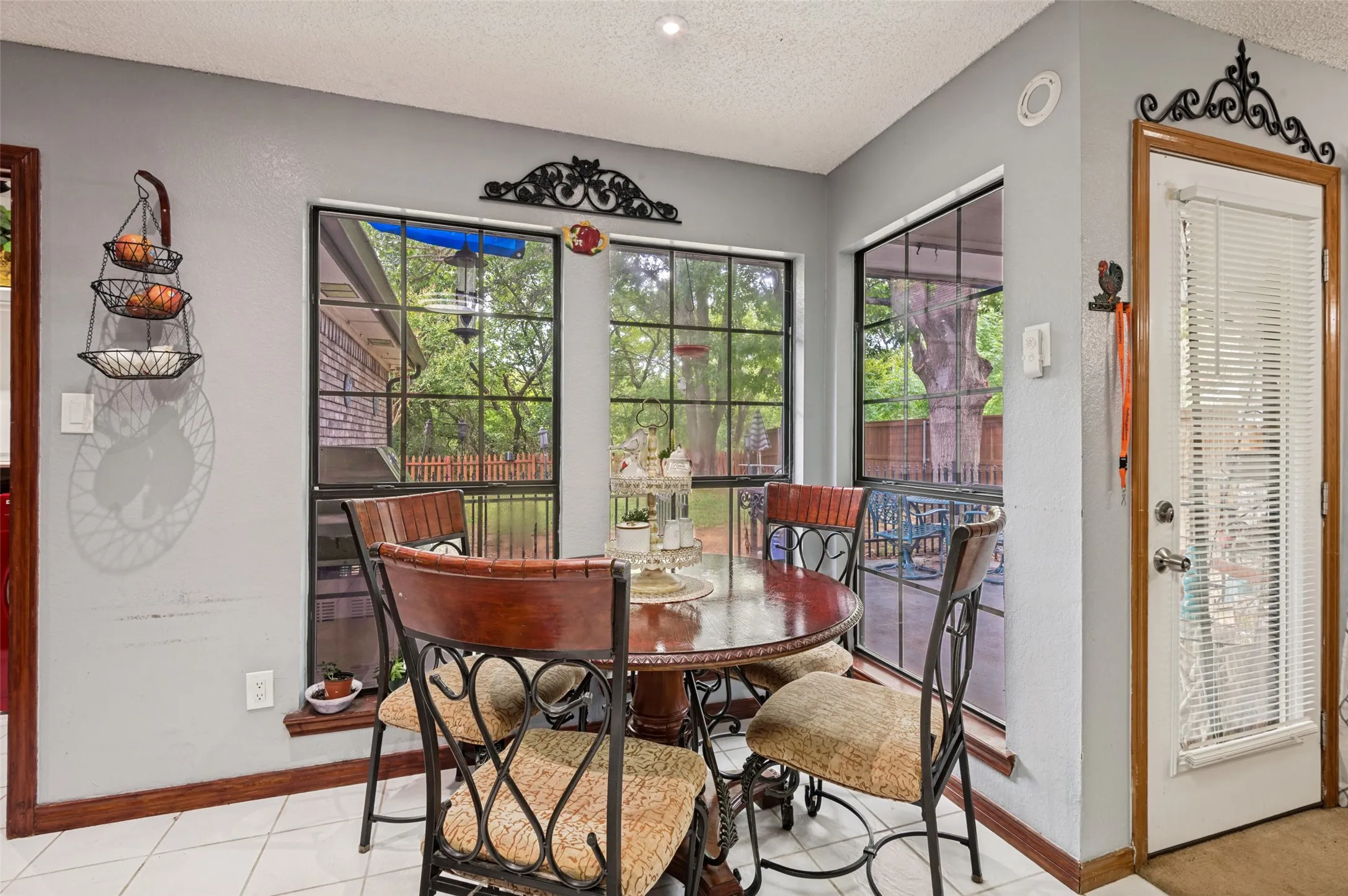 Single Family Residence For Sale in Tarrant County , 2904 Pitkin Drive, Arlington, Texas 76006, 3 Bedrooms, 2 Bathrooms, 2 Garage spaces, 1,822 Sqft, built in 1987, Price $299,000, mls#21330964, Real Estate Agent in Arlington, Homes For Sale in Tarrant county, Homes For Sale in Arlington, Realtor in Arlington Texas, Real Estate Brokerage Independent Realty Texas, Luminita Cordes Realtor