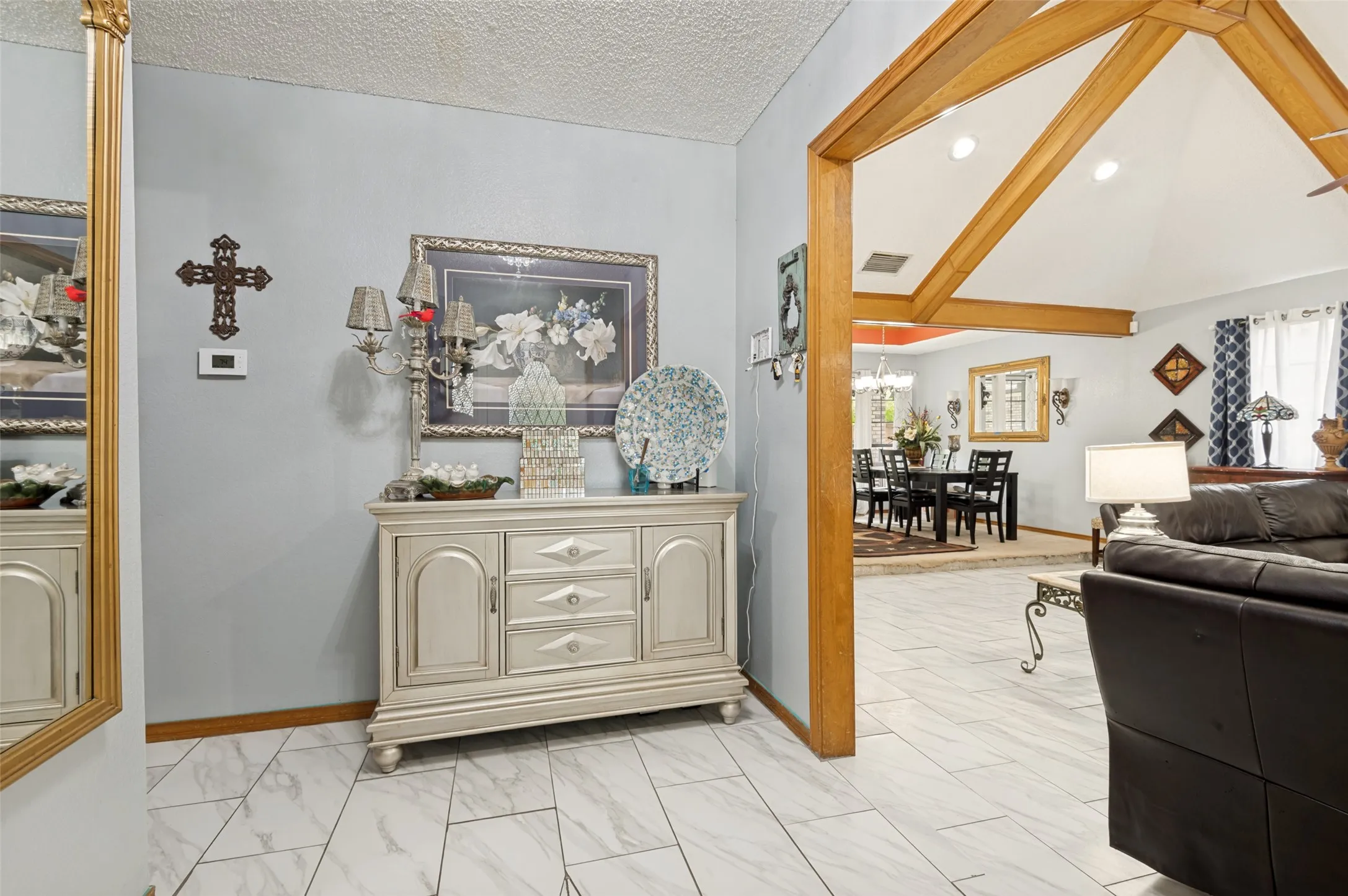 Single Family Residence For Sale in Tarrant County , 2904 Pitkin Drive, Arlington, Texas 76006, 3 Bedrooms, 2 Bathrooms, 2 Garage spaces, 1,822 Sqft, built in 1987, Price $299,000, mls#21330964, Real Estate Agent in Arlington, Homes For Sale in Tarrant county, Homes For Sale in Arlington, Realtor in Arlington Texas, Real Estate Brokerage Independent Realty Texas, Luminita Cordes Realtor