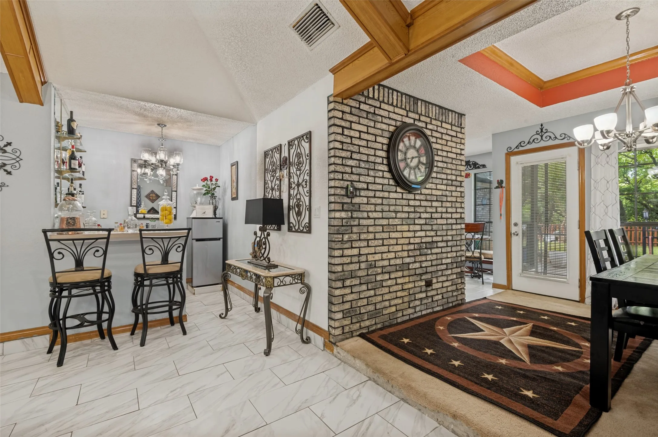 Single Family Residence For Sale in Tarrant County , 2904 Pitkin Drive, Arlington, Texas 76006, 3 Bedrooms, 2 Bathrooms, 2 Garage spaces, 1,822 Sqft, built in 1987, Price $299,000, mls#21330964, Real Estate Agent in Arlington, Homes For Sale in Tarrant county, Homes For Sale in Arlington, Realtor in Arlington Texas, Real Estate Brokerage Independent Realty Texas, Luminita Cordes Realtor