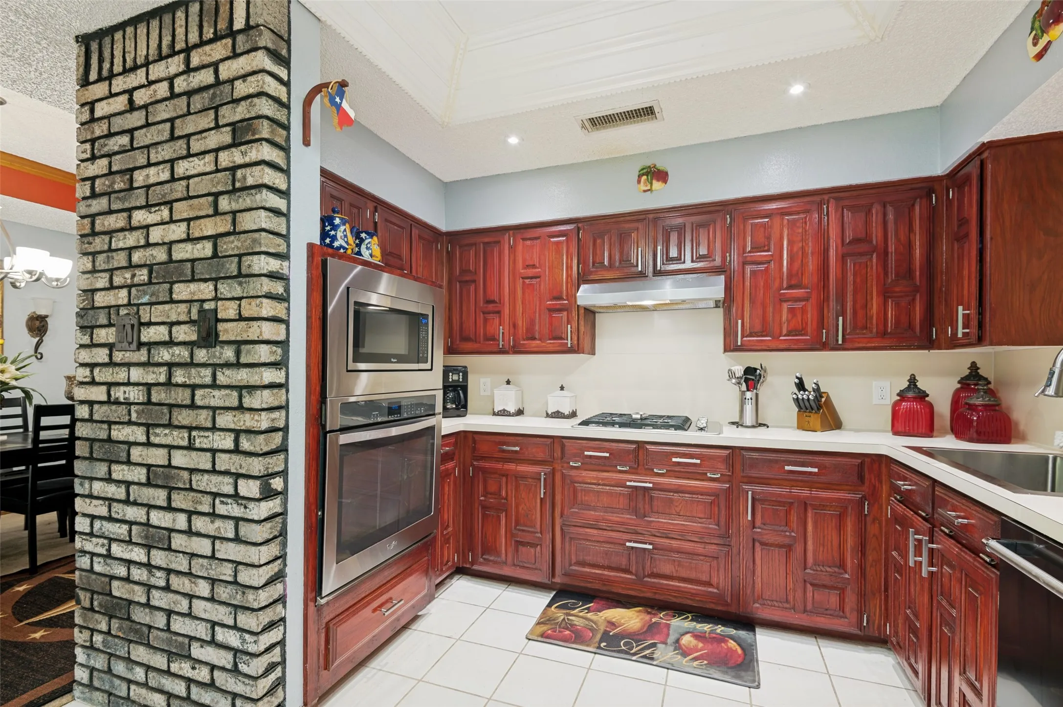 Single Family Residence For Sale in Tarrant County , 2904 Pitkin Drive, Arlington, Texas 76006, 3 Bedrooms, 2 Bathrooms, 2 Garage spaces, 1,822 Sqft, built in 1987, Price $299,000, mls#21330964, Real Estate Agent in Arlington, Homes For Sale in Tarrant county, Homes For Sale in Arlington, Realtor in Arlington Texas, Real Estate Brokerage Independent Realty Texas, Luminita Cordes Realtor