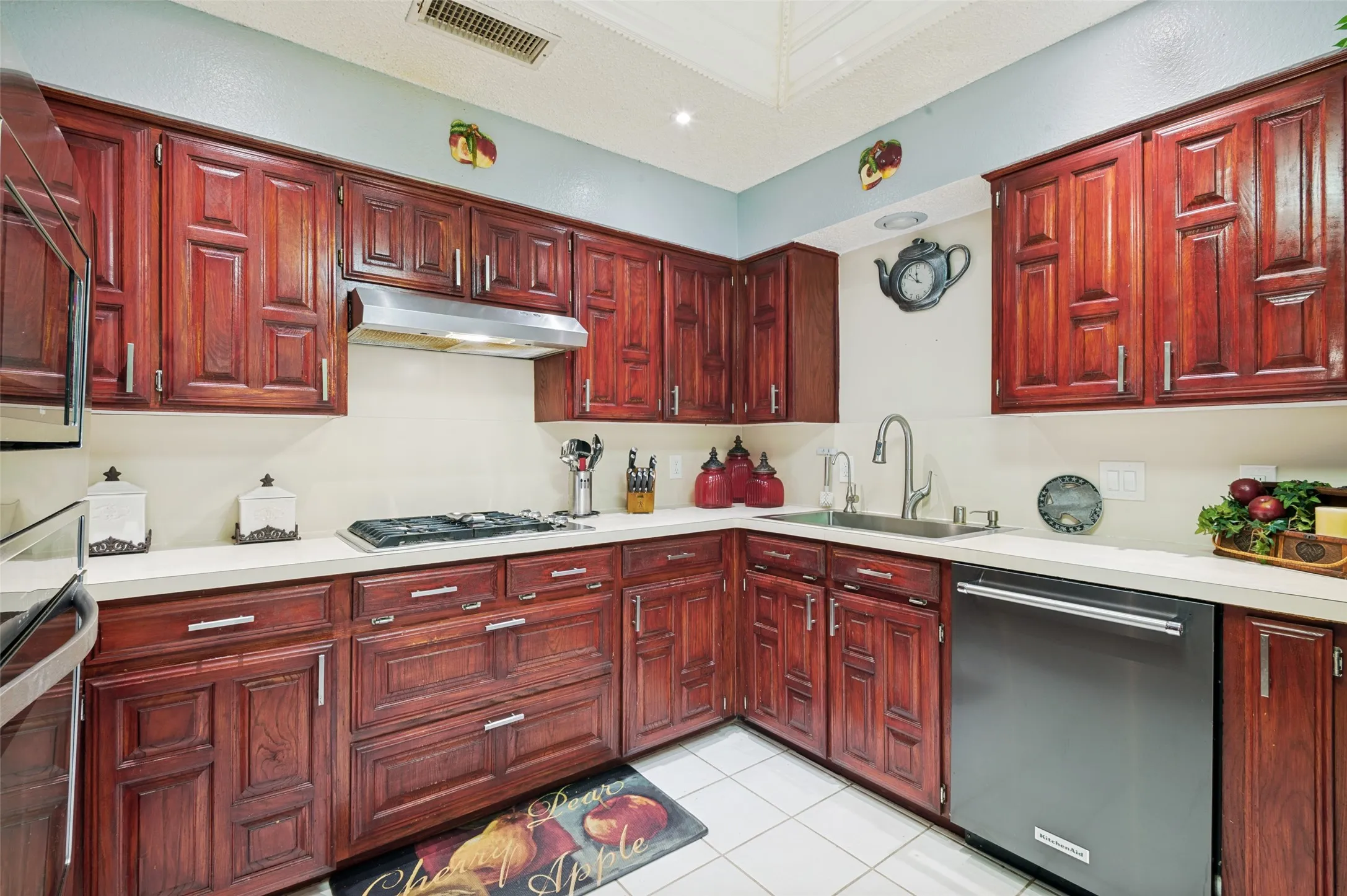 Single Family Residence For Sale in Tarrant County , 2904 Pitkin Drive, Arlington, Texas 76006, 3 Bedrooms, 2 Bathrooms, 2 Garage spaces, 1,822 Sqft, built in 1987, Price $299,000, mls#21330964, Real Estate Agent in Arlington, Homes For Sale in Tarrant county, Homes For Sale in Arlington, Realtor in Arlington Texas, Real Estate Brokerage Independent Realty Texas, Luminita Cordes Realtor