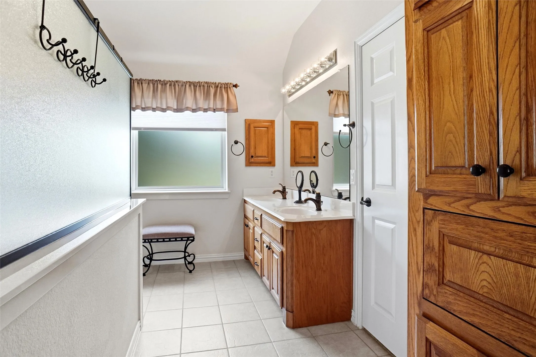 Single Family Residence For Sale in Parker County , 114 Bolivar Drive, Weatherford, Texas 76085, 3 Bedroom, 3 Bathroom, 2 Garage spaces, 2,178 Sqft, built in 2005, mls#21335247, Real Estate Agent in Weatherford, Homes For Sale in Parker county, Homes For Sale in Weatherford, Realtor in Weatherford Texas, Real Estate Brokerage Independent Realty Texas, Luminita Cordes Realtor