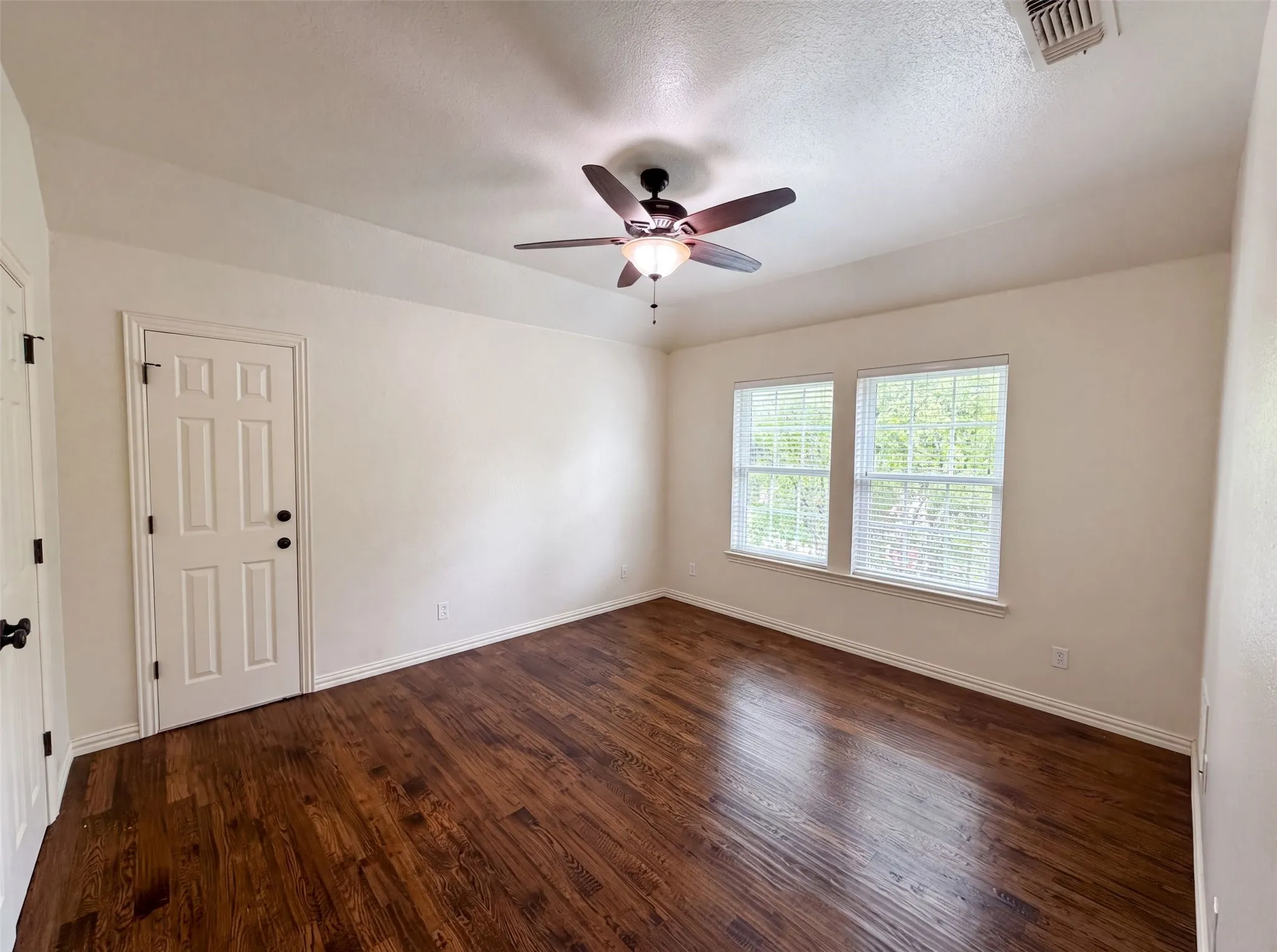 Single Family Residence For Sale in Tarrant County , 4606 Mill Wood Drive, Colleyville, Texas 76034, 4 Bedroom, 4 Bathroom, 3 Garage spaces, 3,251 Sqft, built in 1993, mls#21335408, Real Estate Agent in Colleyville, Homes For Sale in Tarrant county, Homes For Sale in Colleyville, Realtor in Colleyville Texas, Real Estate Brokerage Independent Realty Texas, Luminita Cordes Realtor