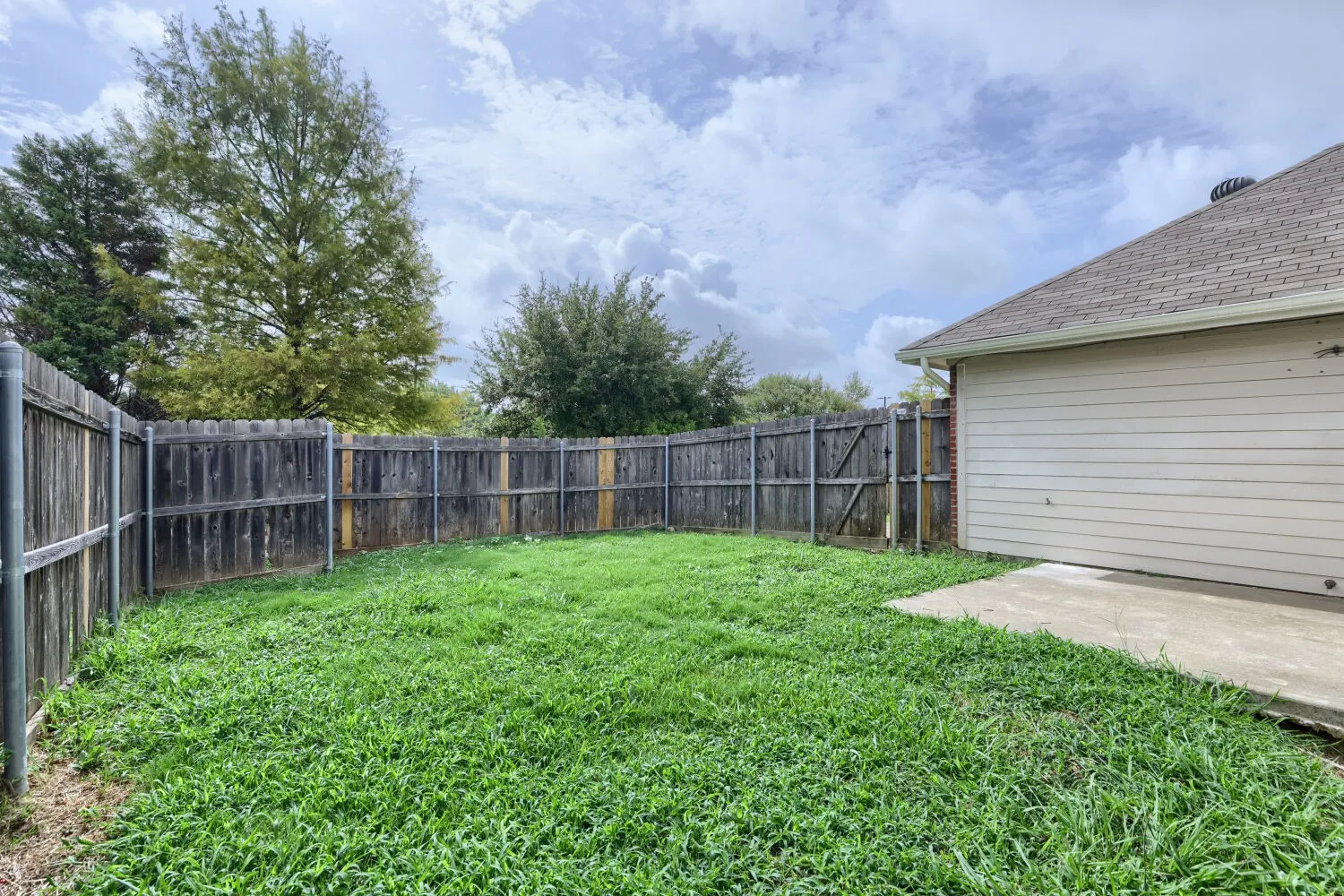 Single Family Residence For Sale in Dallas County , 1626 Arbor Creek Drive, Garland, Texas 75040, 4 Bedroom, 3 Bathroom, 2 Garage spaces, 2,201 Sqft, built in 1999, mls#21333866, Real Estate Agent in Garland, Homes For Sale in Dallas county, Homes For Sale in Garland, Realtor in Garland Texas, Real Estate Brokerage Independent Realty Texas, Luminita Cordes Realtor