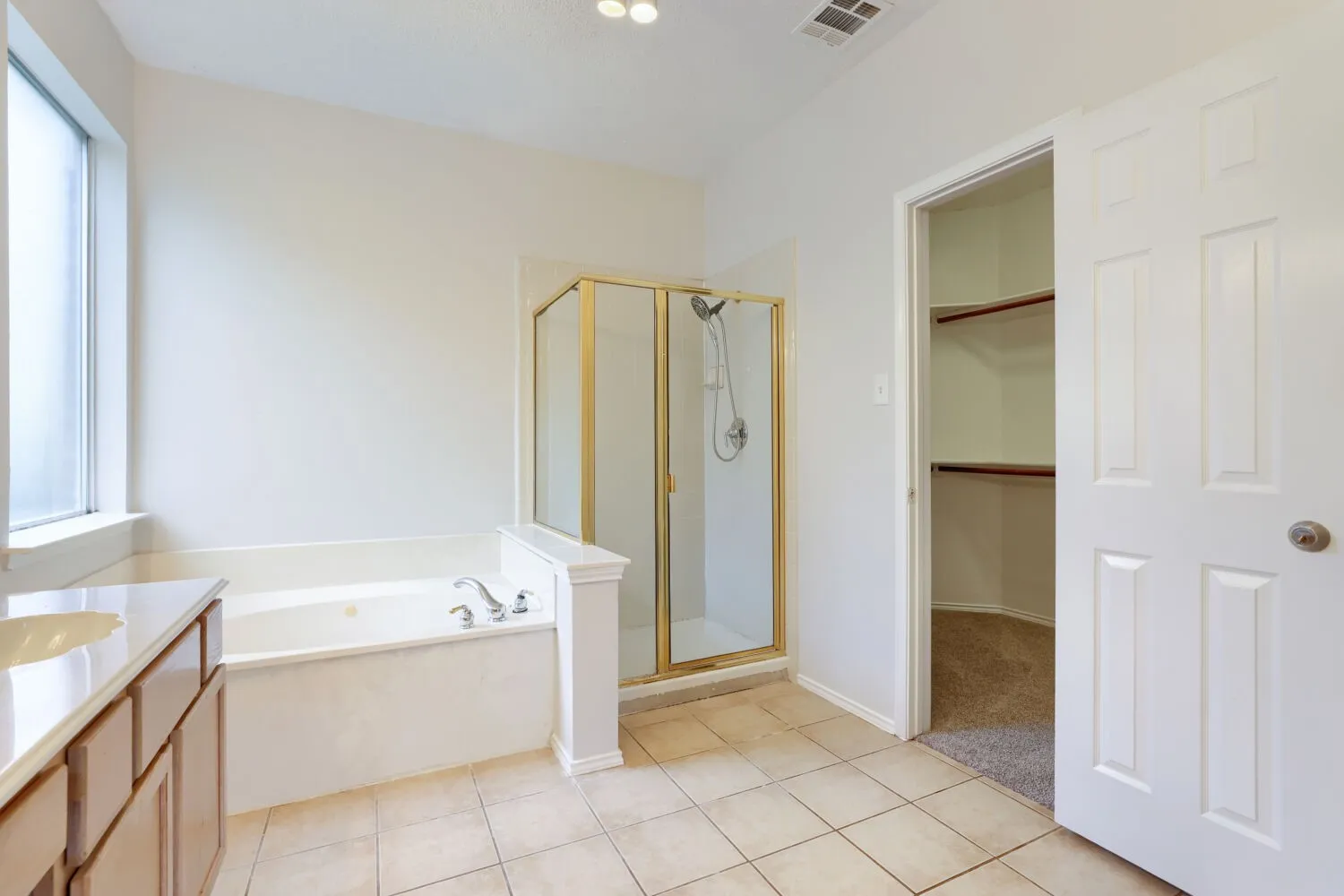 Single Family Residence For Sale in Dallas County , 1626 Arbor Creek Drive, Garland, Texas 75040, 4 Bedroom, 3 Bathroom, 2 Garage spaces, 2,201 Sqft, built in 1999, mls#21333866, Real Estate Agent in Garland, Homes For Sale in Dallas county, Homes For Sale in Garland, Realtor in Garland Texas, Real Estate Brokerage Independent Realty Texas, Luminita Cordes Realtor