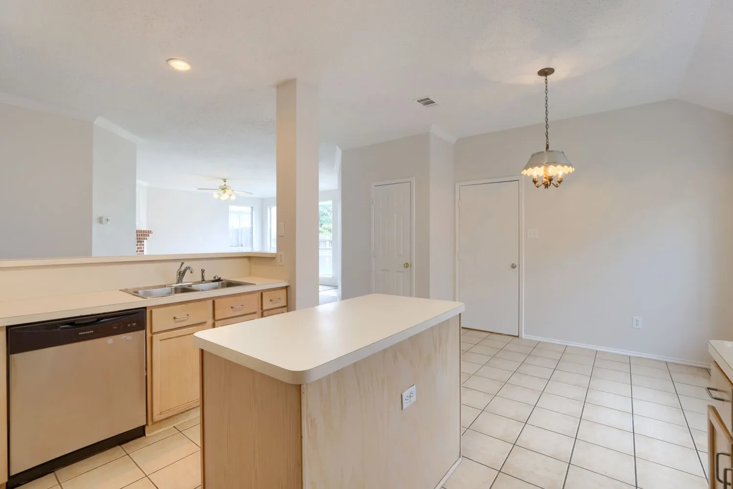 Single Family Residence For Sale in Dallas County , 1626 Arbor Creek Drive, Garland, Texas 75040, 4 Bedroom, 3 Bathroom, 2 Garage spaces, 2,201 Sqft, built in 1999, mls#21333866, Real Estate Agent in Garland, Homes For Sale in Dallas county, Homes For Sale in Garland, Realtor in Garland Texas, Real Estate Brokerage Independent Realty Texas, Luminita Cordes Realtor