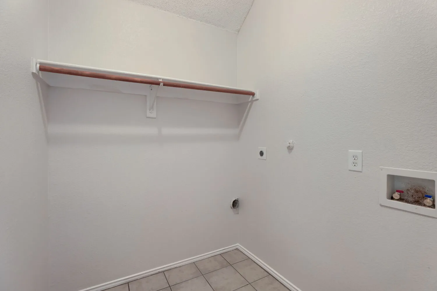 Single Family Residence For Sale in Dallas County , 1626 Arbor Creek Drive, Garland, Texas 75040, 4 Bedroom, 3 Bathroom, 2 Garage spaces, 2,201 Sqft, built in 1999, mls#21333866, Real Estate Agent in Garland, Homes For Sale in Dallas county, Homes For Sale in Garland, Realtor in Garland Texas, Real Estate Brokerage Independent Realty Texas, Luminita Cordes Realtor