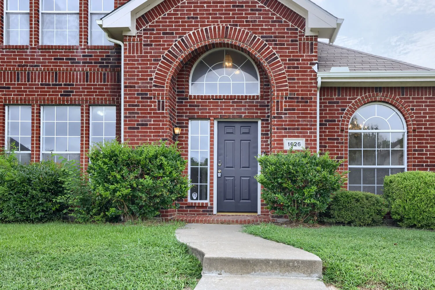 Single Family Residence For Sale in Dallas County , 1626 Arbor Creek Drive, Garland, Texas 75040, 4 Bedroom, 3 Bathroom, 2 Garage spaces, 2,201 Sqft, built in 1999, mls#21333866, Real Estate Agent in Garland, Homes For Sale in Dallas county, Homes For Sale in Garland, Realtor in Garland Texas, Real Estate Brokerage Independent Realty Texas, Luminita Cordes Realtor