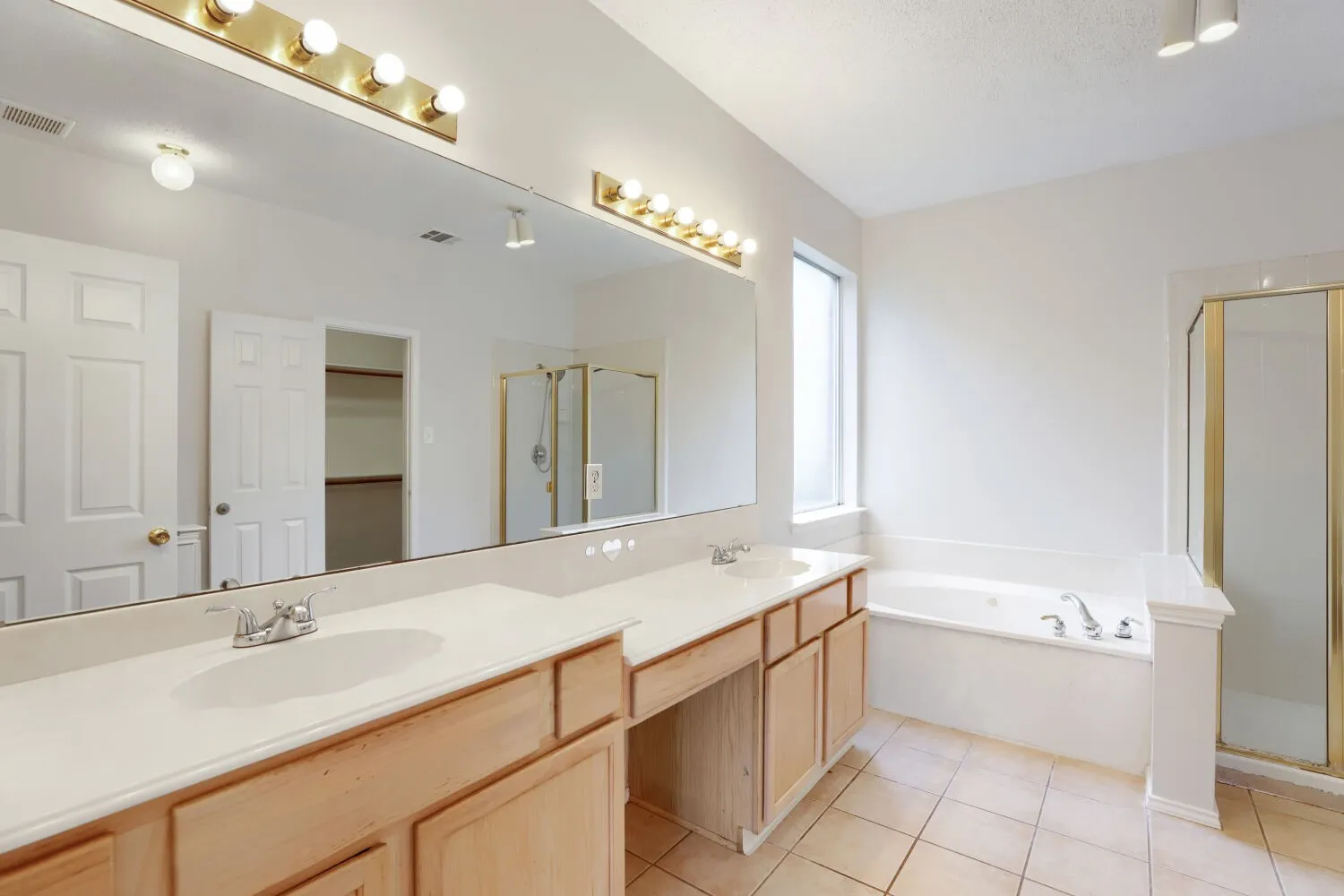 Single Family Residence For Sale in Dallas County , 1626 Arbor Creek Drive, Garland, Texas 75040, 4 Bedroom, 3 Bathroom, 2 Garage spaces, 2,201 Sqft, built in 1999, mls#21333866, Real Estate Agent in Garland, Homes For Sale in Dallas county, Homes For Sale in Garland, Realtor in Garland Texas, Real Estate Brokerage Independent Realty Texas, Luminita Cordes Realtor