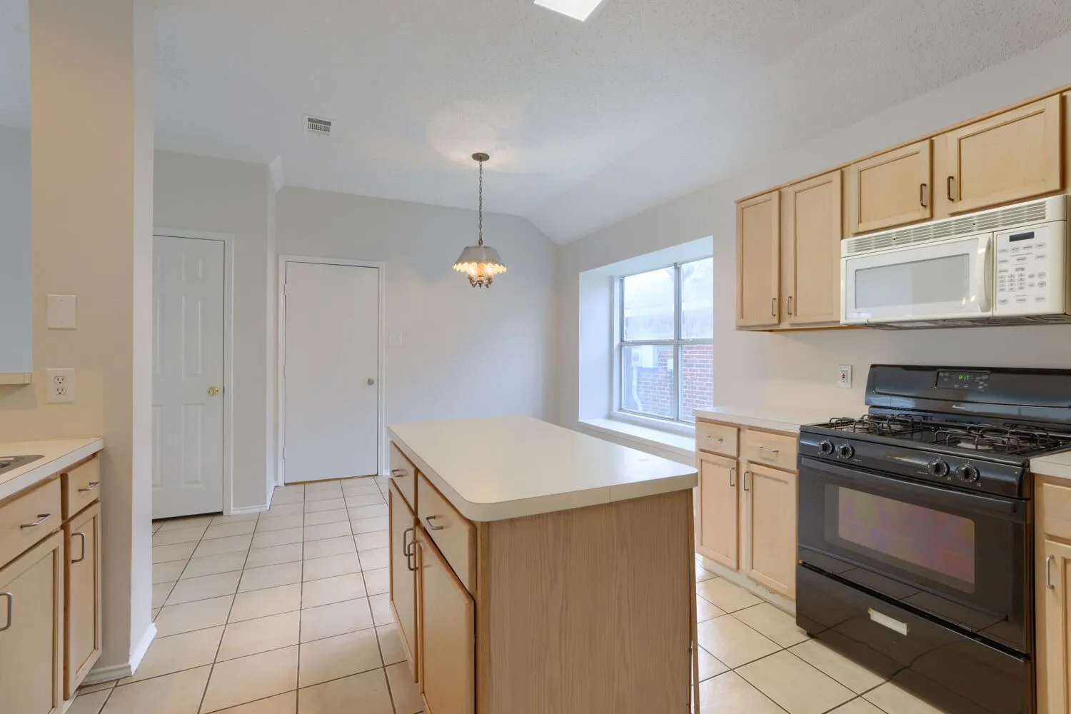 Single Family Residence For Sale in Dallas County , 1626 Arbor Creek Drive, Garland, Texas 75040, 4 Bedroom, 3 Bathroom, 2 Garage spaces, 2,201 Sqft, built in 1999, mls#21333866, Real Estate Agent in Garland, Homes For Sale in Dallas county, Homes For Sale in Garland, Realtor in Garland Texas, Real Estate Brokerage Independent Realty Texas, Luminita Cordes Realtor