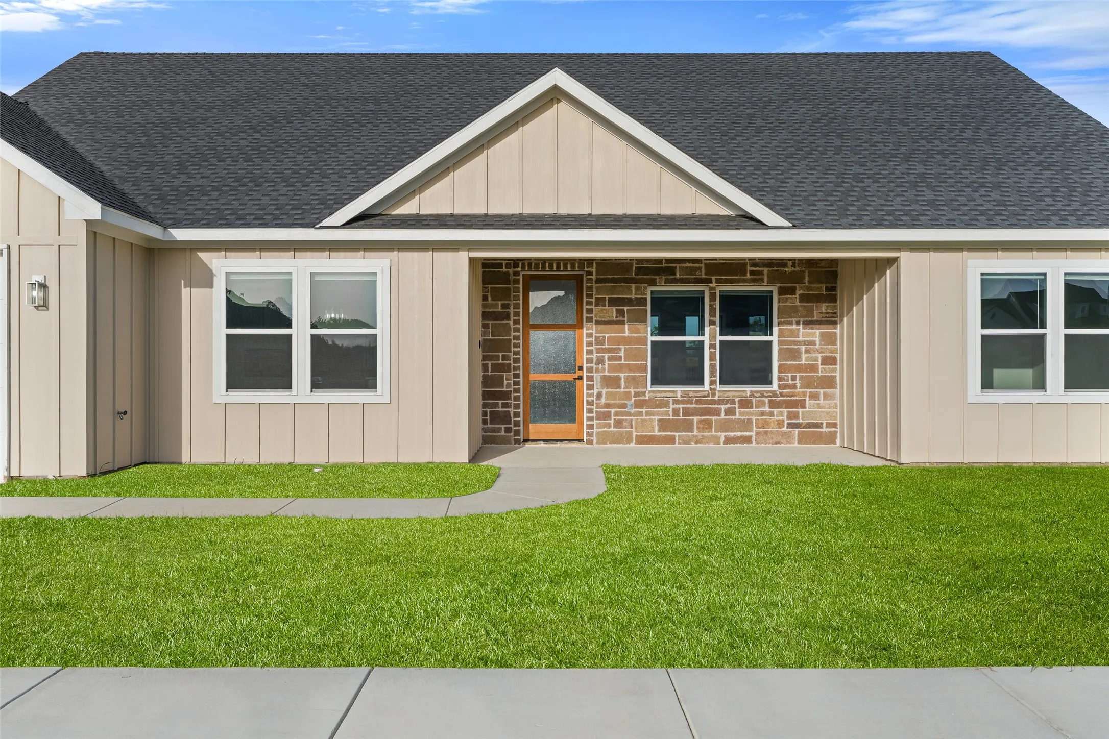 Single Family Residence For Sale in Johnson County , 548 Highview Court, Godley, Texas 76044, 3 Bedroom, 2 Bathroom, 2 Garage spaces, 1,852 Sqft, built in 2025, mls#21335144, Real Estate Agent in Godley, Homes For Sale in Johnson county, Homes For Sale in Godley, Realtor in Godley Texas, Real Estate Brokerage Independent Realty Texas, Luminita Cordes Realtor