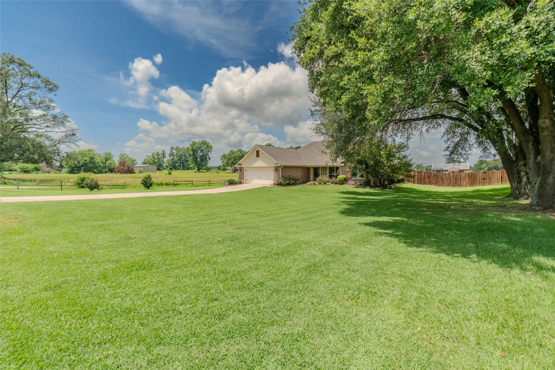 Single Family Residence For Sale in Hopkins County , 2039 Park Springs Road, Sulphur Springs, Texas 75482, 3 Bedroom, 2 Bathroom, 2 Garage spaces, 1,687 Sqft, built in 2007, mls#21335394, Real Estate Agent in Sulphur Springs, Homes For Sale in Hopkins county, Homes For Sale in Sulphur Springs, Realtor in Sulphur Springs Texas, Real Estate Brokerage Independent Realty Texas, Luminita Cordes Realtor
