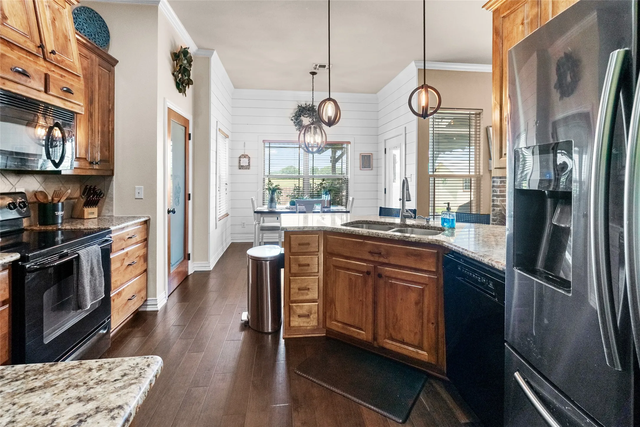 Single Family Residence For Sale in Hopkins County , 2039 Park Springs Road, Sulphur Springs, Texas 75482, 3 Bedroom, 2 Bathroom, 2 Garage spaces, 1,687 Sqft, built in 2007, mls#21335394, Real Estate Agent in Sulphur Springs, Homes For Sale in Hopkins county, Homes For Sale in Sulphur Springs, Realtor in Sulphur Springs Texas, Real Estate Brokerage Independent Realty Texas, Luminita Cordes Realtor