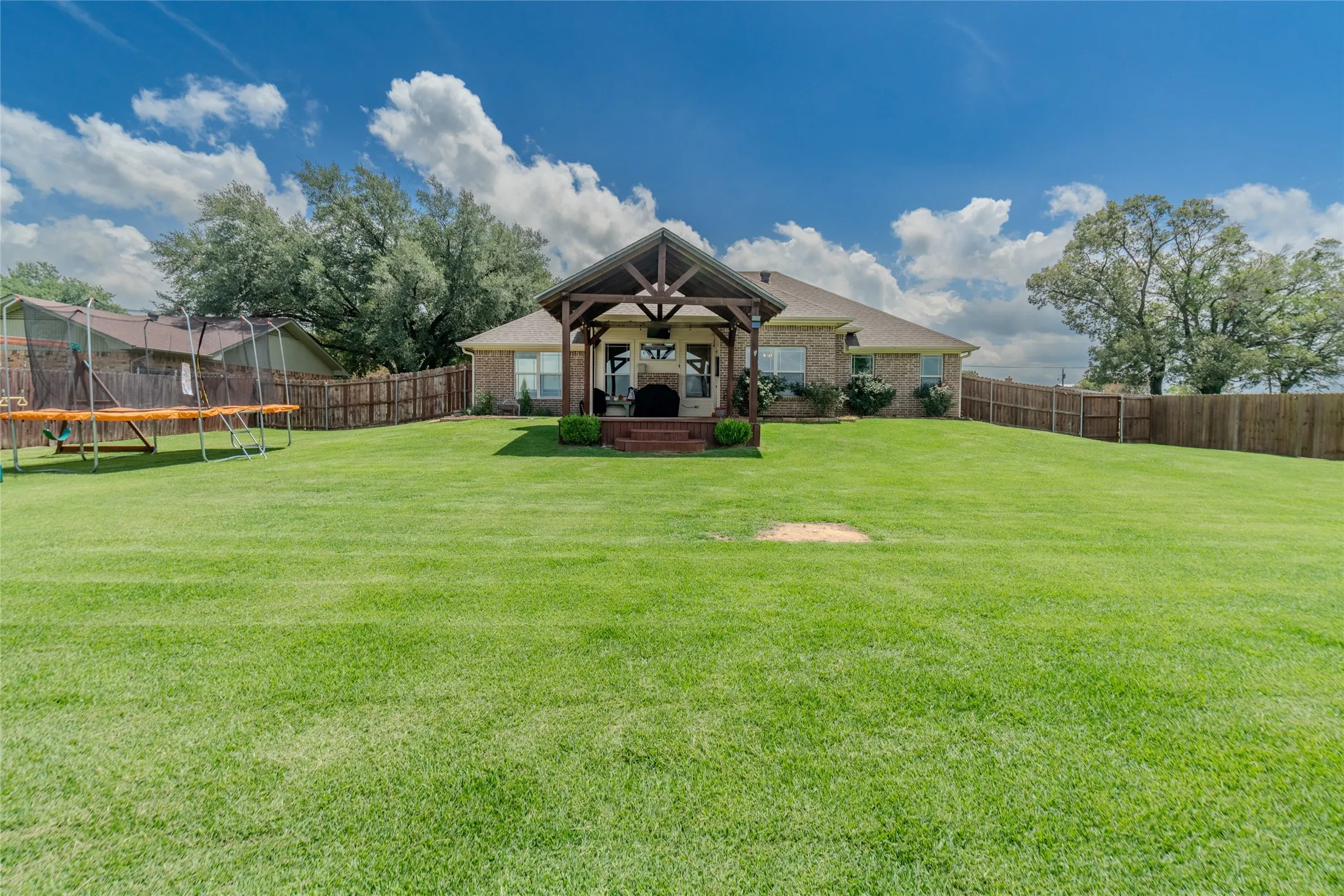 Single Family Residence For Sale in Hopkins County , 2039 Park Springs Road, Sulphur Springs, Texas 75482, 3 Bedroom, 2 Bathroom, 2 Garage spaces, 1,687 Sqft, built in 2007, mls#21335394, Real Estate Agent in Sulphur Springs, Homes For Sale in Hopkins county, Homes For Sale in Sulphur Springs, Realtor in Sulphur Springs Texas, Real Estate Brokerage Independent Realty Texas, Luminita Cordes Realtor