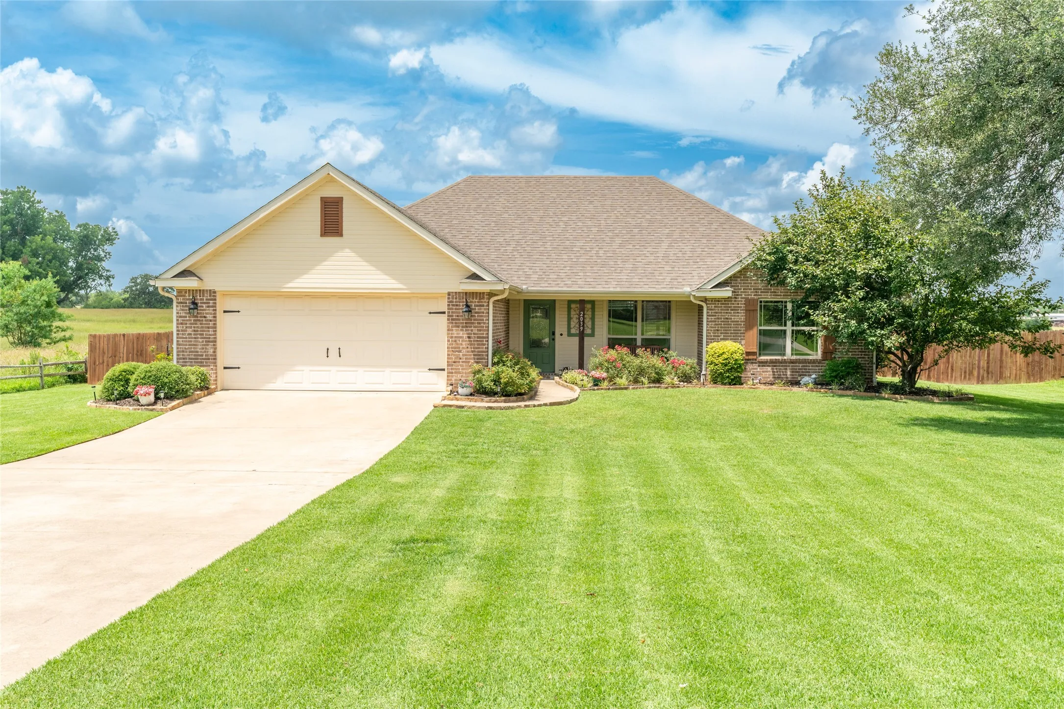 Single Family Residence For Sale in Hopkins County , 2039 Park Springs Road, Sulphur Springs, Texas 75482, 3 Bedroom, 2 Bathroom, 2 Garage spaces, 1,687 Sqft, built in 2007, mls#21335394, Real Estate Agent in Sulphur Springs, Homes For Sale in Hopkins county, Homes For Sale in Sulphur Springs, Realtor in Sulphur Springs Texas, Real Estate Brokerage Independent Realty Texas, Luminita Cordes Realtor