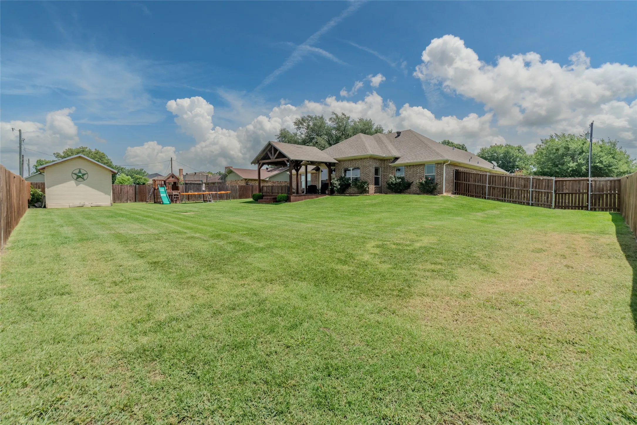 Single Family Residence For Sale in Hopkins County , 2039 Park Springs Road, Sulphur Springs, Texas 75482, 3 Bedroom, 2 Bathroom, 2 Garage spaces, 1,687 Sqft, built in 2007, mls#21335394, Real Estate Agent in Sulphur Springs, Homes For Sale in Hopkins county, Homes For Sale in Sulphur Springs, Realtor in Sulphur Springs Texas, Real Estate Brokerage Independent Realty Texas, Luminita Cordes Realtor
