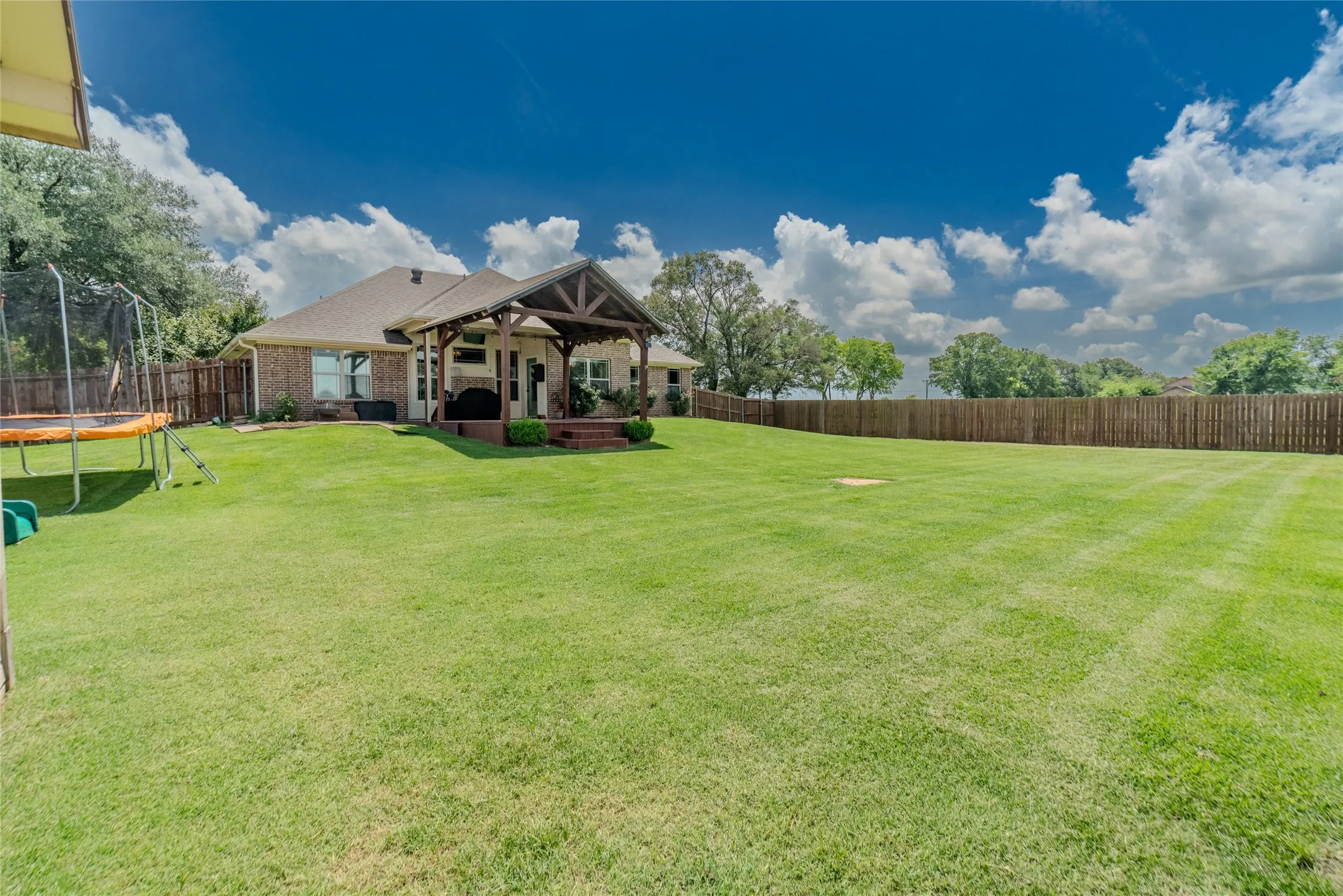 Single Family Residence For Sale in Hopkins County , 2039 Park Springs Road, Sulphur Springs, Texas 75482, 3 Bedroom, 2 Bathroom, 2 Garage spaces, 1,687 Sqft, built in 2007, mls#21335394, Real Estate Agent in Sulphur Springs, Homes For Sale in Hopkins county, Homes For Sale in Sulphur Springs, Realtor in Sulphur Springs Texas, Real Estate Brokerage Independent Realty Texas, Luminita Cordes Realtor