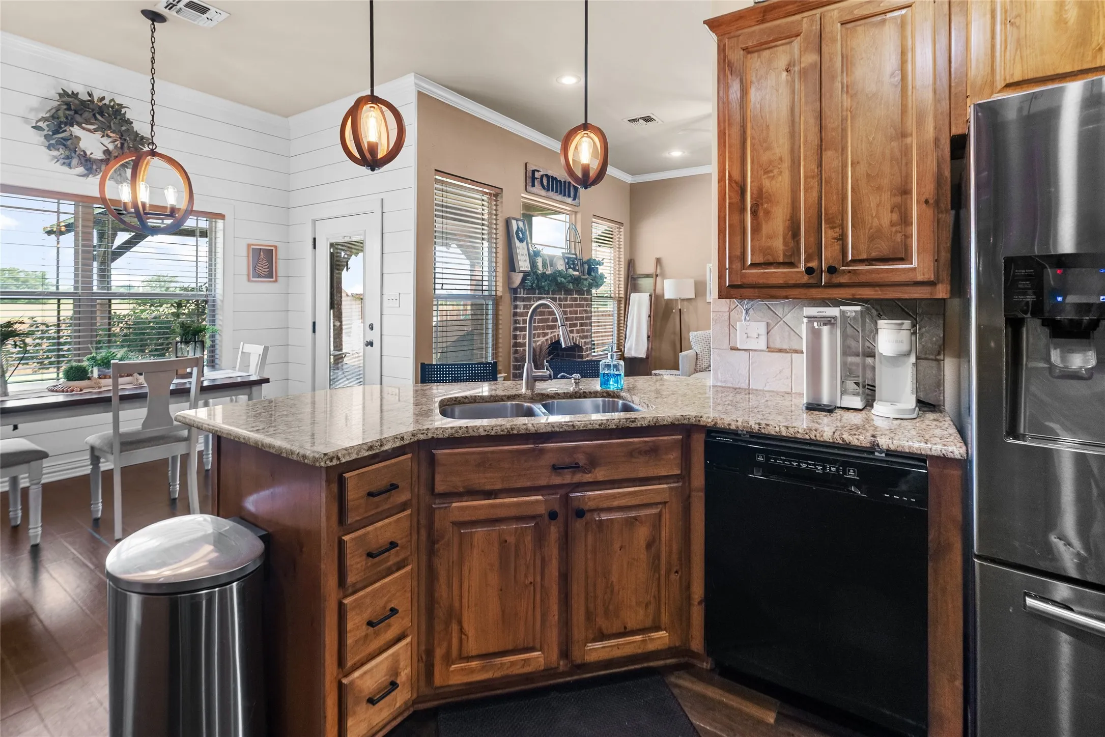 Single Family Residence For Sale in Hopkins County , 2039 Park Springs Road, Sulphur Springs, Texas 75482, 3 Bedroom, 2 Bathroom, 2 Garage spaces, 1,687 Sqft, built in 2007, mls#21335394, Real Estate Agent in Sulphur Springs, Homes For Sale in Hopkins county, Homes For Sale in Sulphur Springs, Realtor in Sulphur Springs Texas, Real Estate Brokerage Independent Realty Texas, Luminita Cordes Realtor
