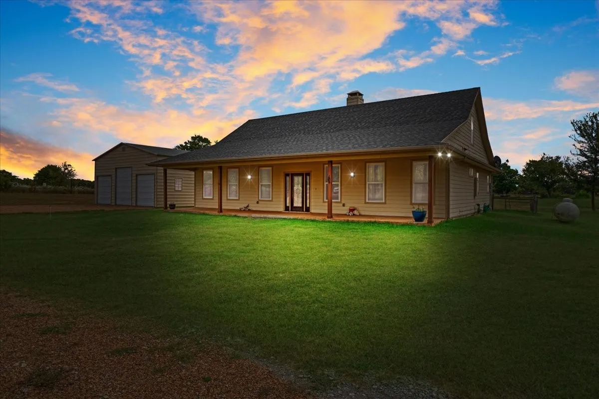 Single Family Residence For Sale in Collin County , 7944 CR 669, Blue Ridge, Texas 75424, 3 Bedroom, 2 Bathroom, 2 Garage spaces, 2,191 Sqft, built in 2016, mls#21335440, Real Estate Agent in Blue Ridge, Homes For Sale in Collin county, Homes For Sale in Blue Ridge, Realtor in Blue Ridge Texas, Real Estate Brokerage Independent Realty Texas, Luminita Cordes Realtor