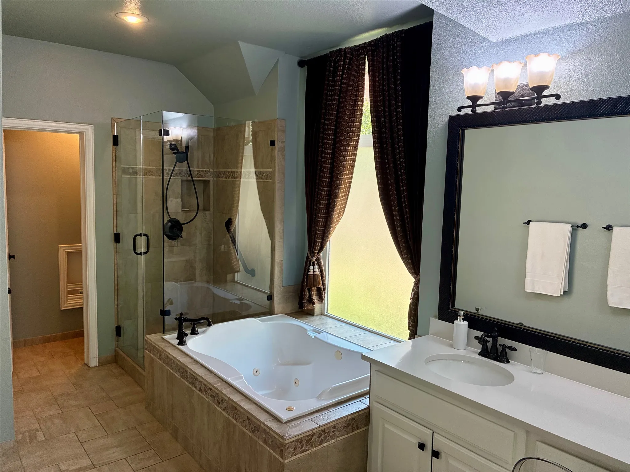 Single Family Residence For Sale in Tarrant County , 718 Ashleigh Lane, Southlake, Texas 76092, 4 Bedroom, 3 Bathroom, 2 Garage spaces, 2,732 Sqft, built in 1996, mls#21334667, Real Estate Agent in Southlake, Homes For Sale in Tarrant county, Homes For Sale in Southlake, Realtor in Southlake Texas, Real Estate Brokerage Independent Realty Texas, Luminita Cordes Realtor