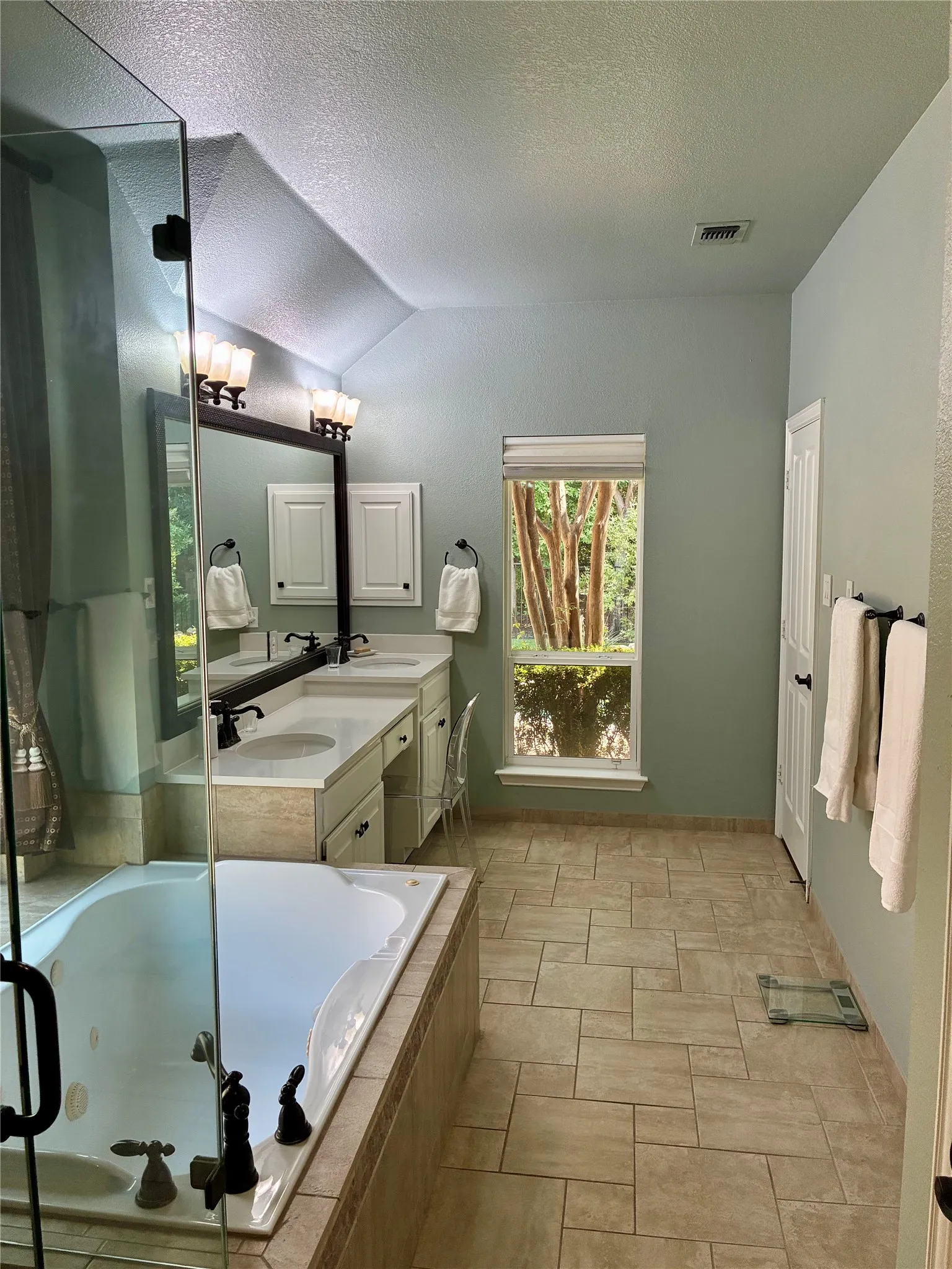 Single Family Residence For Sale in Tarrant County , 718 Ashleigh Lane, Southlake, Texas 76092, 4 Bedroom, 3 Bathroom, 2 Garage spaces, 2,732 Sqft, built in 1996, mls#21334667, Real Estate Agent in Southlake, Homes For Sale in Tarrant county, Homes For Sale in Southlake, Realtor in Southlake Texas, Real Estate Brokerage Independent Realty Texas, Luminita Cordes Realtor