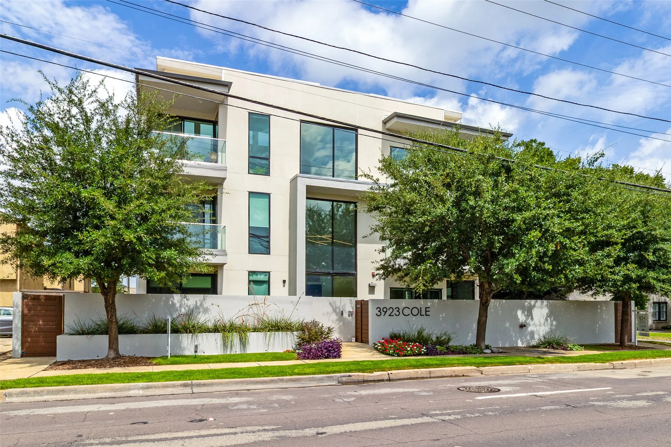 Condominium For Sale in Dallas County , 3923 Cole Avenue 102, Dallas, Texas 75204, 2 Bedroom, 3 Bathroom, 2 Garage spaces, 1,452 Sqft, built in 2016, mls#21334965, Real Estate Agent in Dallas, Homes For Sale in Dallas county, Homes For Sale in Dallas, Realtor in Dallas Texas, Real Estate Brokerage Independent Realty Texas, Luminita Cordes Realtor