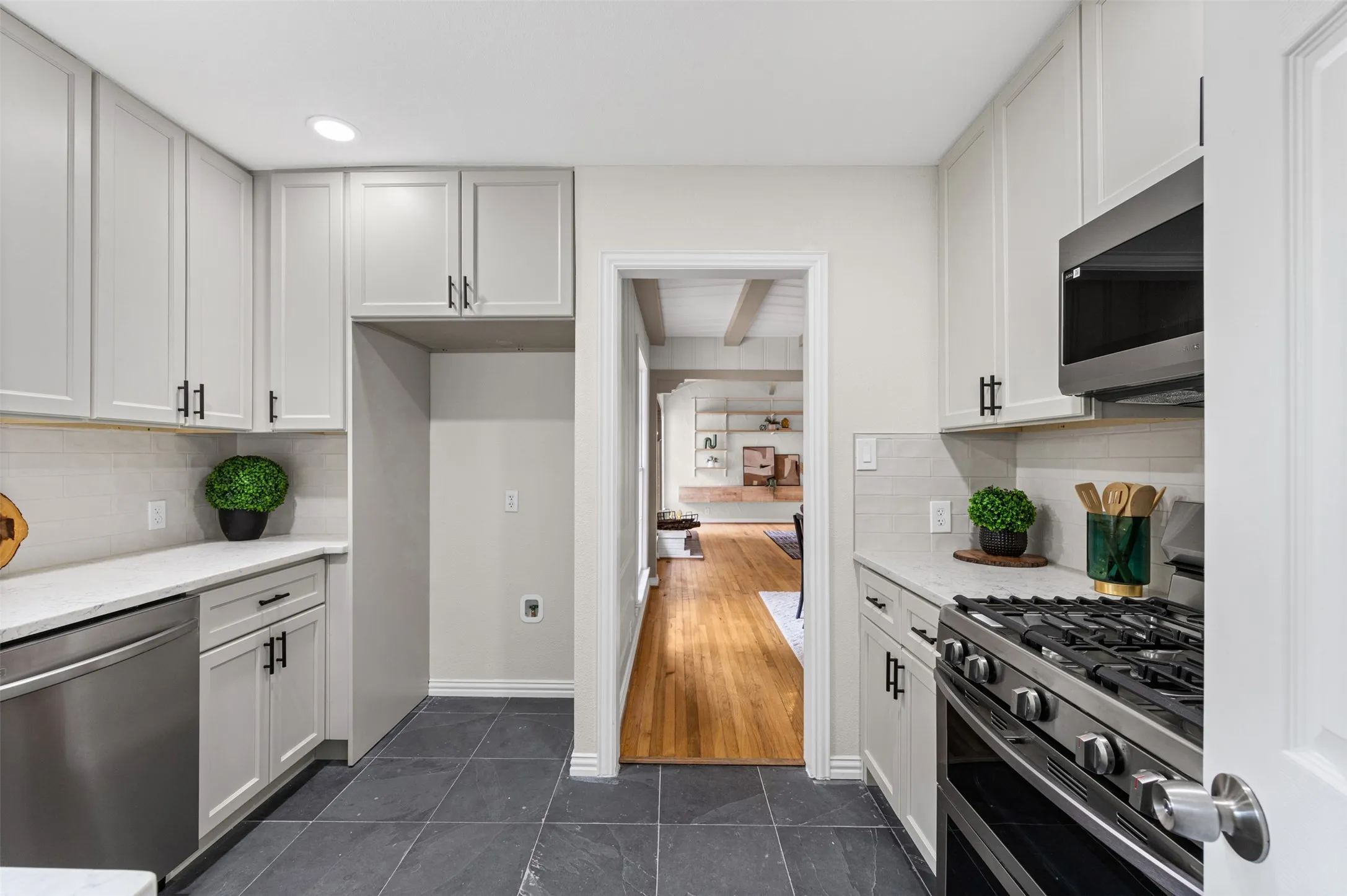 Fully updated kitchen with all NEW appliances