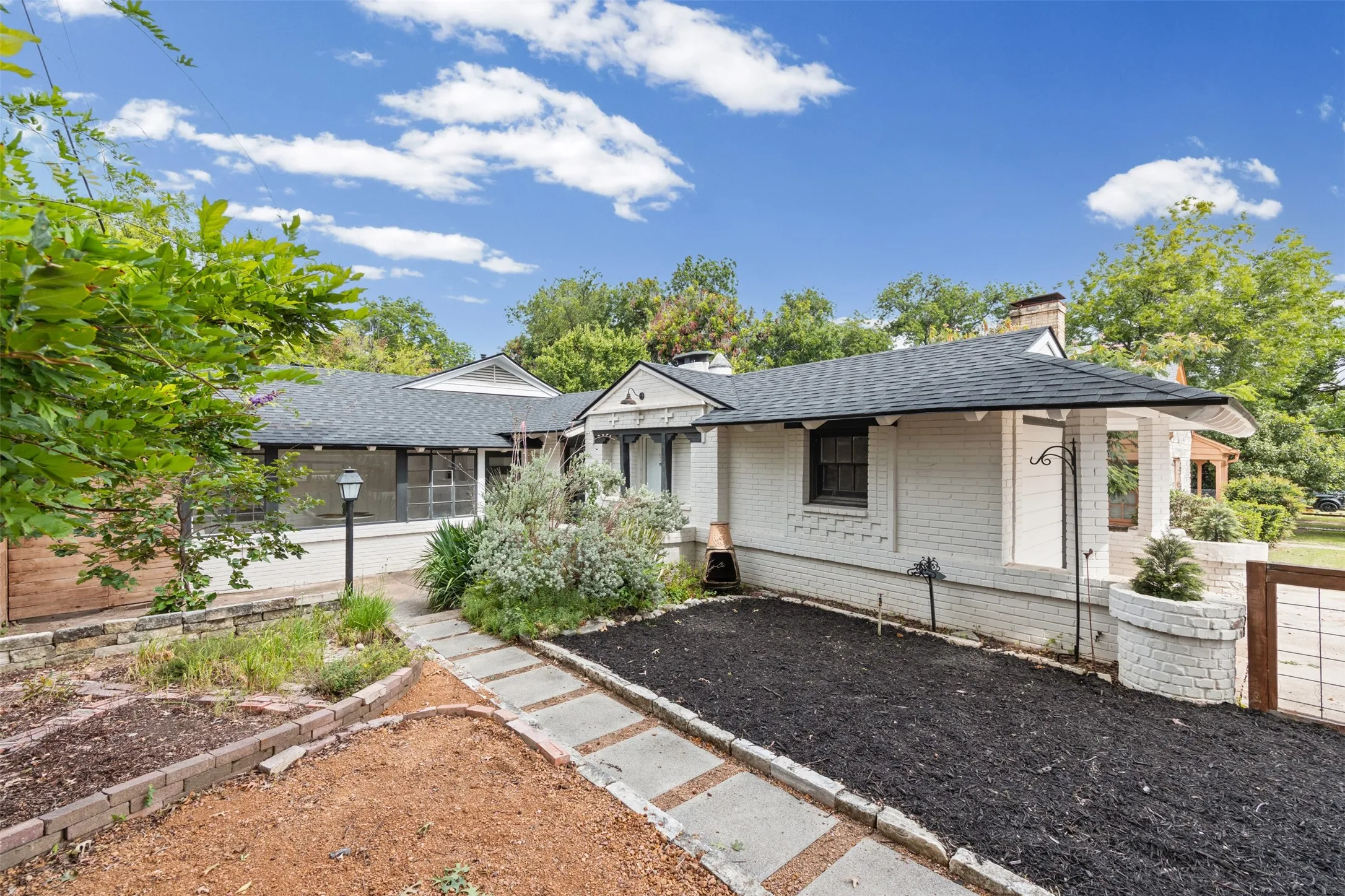 Front courtyard with tons of landscaping space