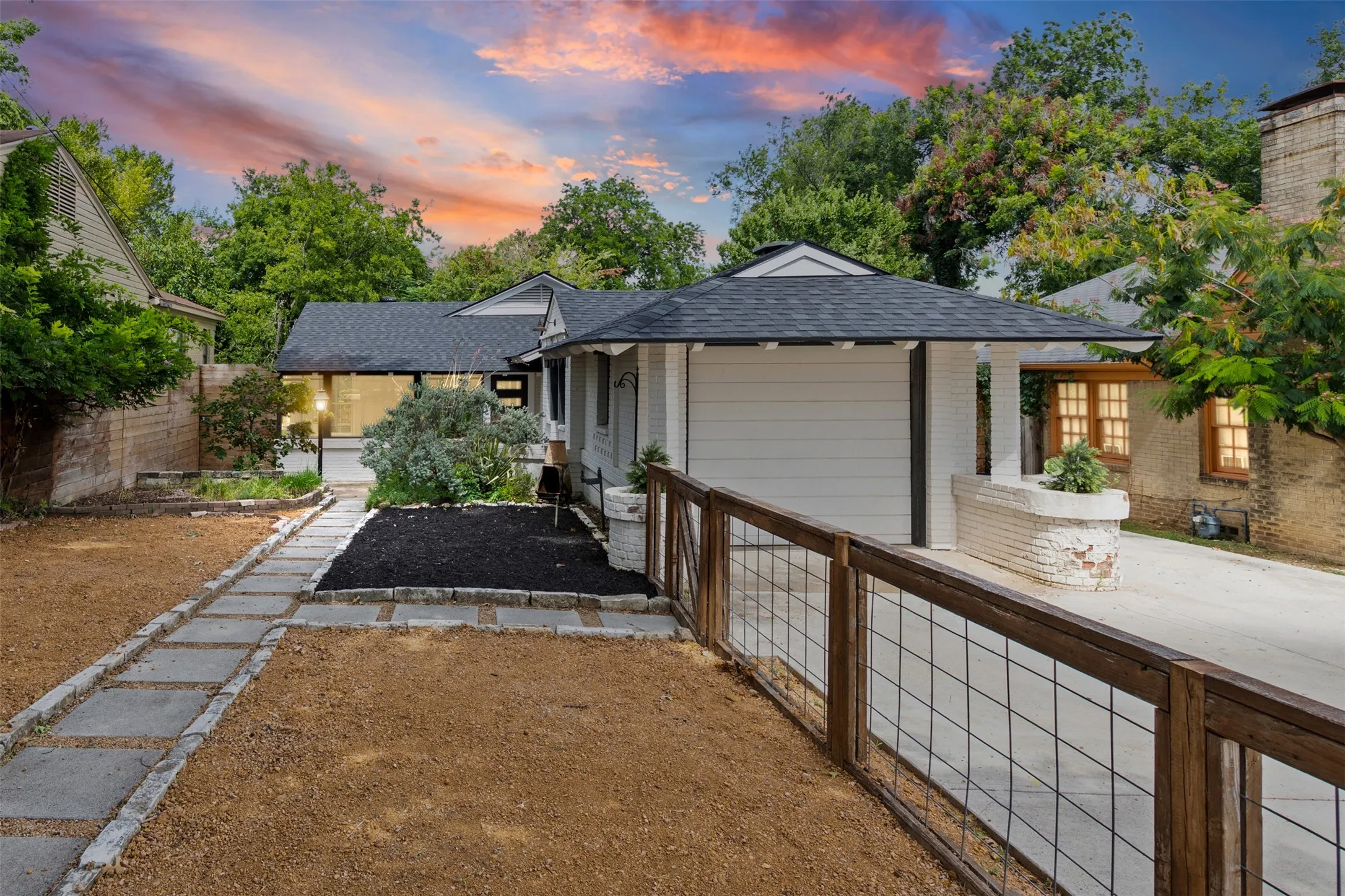 Single Family Residence For Sale in Dallas County , 311 N Tennant Street, Dallas, Texas 75208, 3 Bedroom, 2 Bathroom, Garage spaces, 1,359 Sqft, built in 1949, mls#21334636, Real Estate Agent in Dallas, Homes For Sale in Dallas county, Homes For Sale in Dallas, Realtor in Dallas Texas, Real Estate Brokerage Independent Realty Texas, Luminita Cordes Realtor