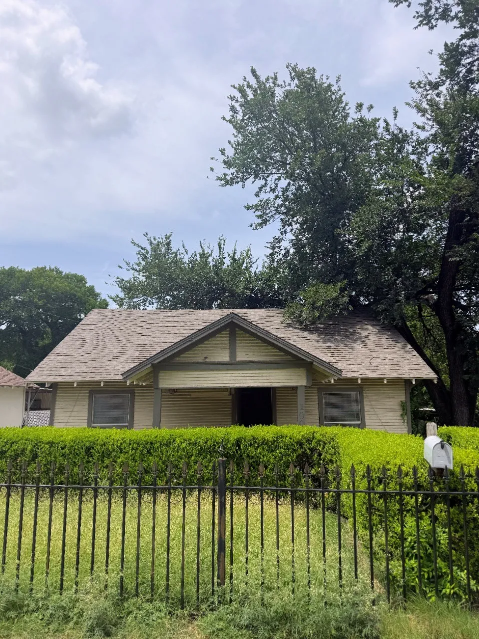 Single Family Residence For Rent in Dallas County , 1007 W Clarendon Drive, Dallas, Texas 75208, 3 Bedroom, 2 Bathroom, Garage spaces, 1,285 Sqft, built in 1923, mls#21335434, Real Estate Agent in Dallas, Homes For Rent in Dallas county, Homes For Rent in Dallas, Realtor in Dallas Texas, Real Estate Brokerage Independent Realty Texas, Luminita Cordes Realtor