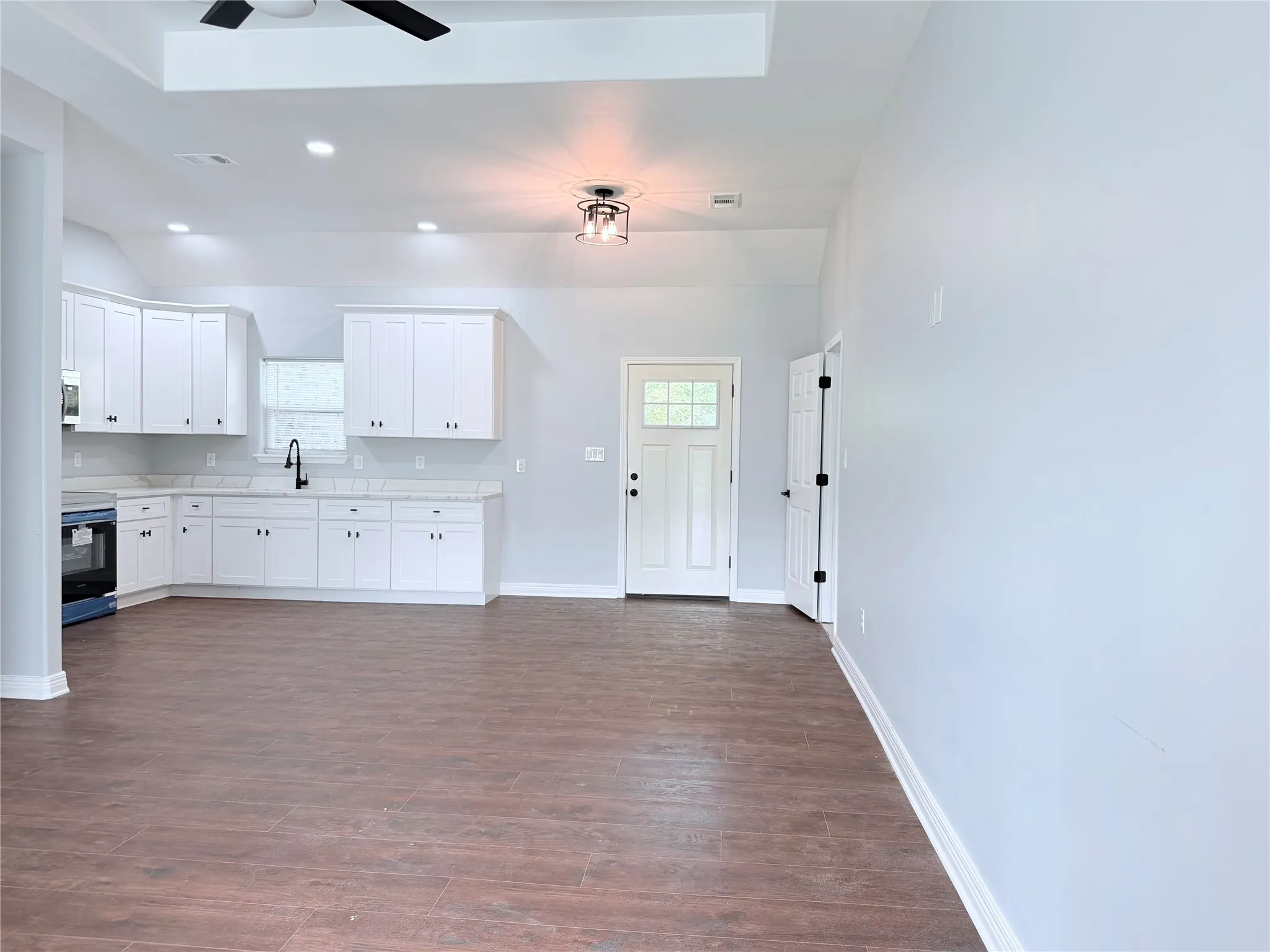 Single Family Residence For Sale in Camp County , 449 Cypress Street, Pittsburg, Texas 75686, 3 Bedroom, 2 Bathroom, 2 Garage spaces, 1,500 Sqft, built in 1986, mls#21335355, Real Estate Agent in Pittsburg, Homes For Sale in Camp county, Homes For Sale in Pittsburg, Realtor in Pittsburg Texas, Real Estate Brokerage Independent Realty Texas, Luminita Cordes Realtor