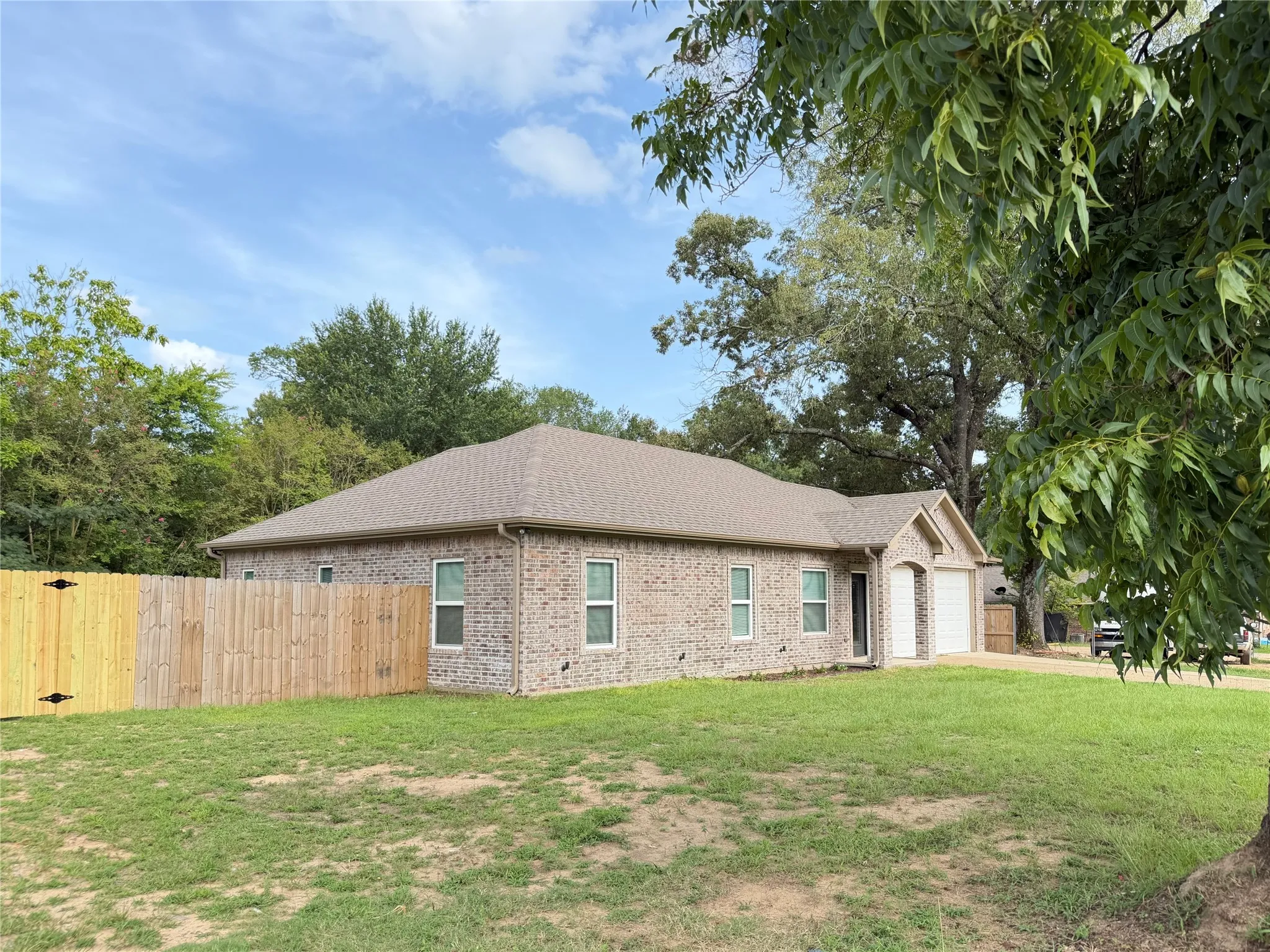 Single Family Residence For Sale in Camp County , 449 Cypress Street, Pittsburg, Texas 75686, 3 Bedroom, 2 Bathroom, 2 Garage spaces, 1,500 Sqft, built in 1986, mls#21335355, Real Estate Agent in Pittsburg, Homes For Sale in Camp county, Homes For Sale in Pittsburg, Realtor in Pittsburg Texas, Real Estate Brokerage Independent Realty Texas, Luminita Cordes Realtor