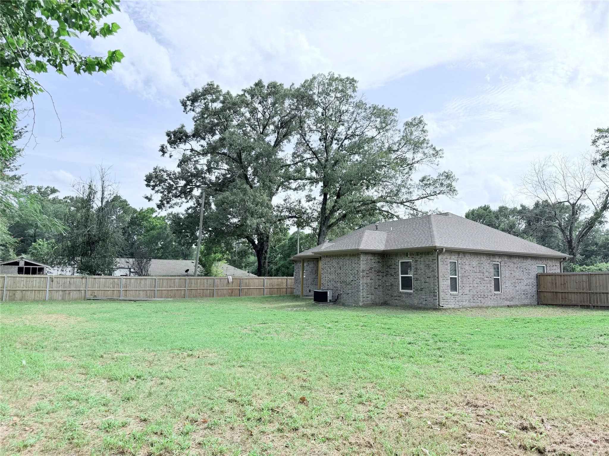 Single Family Residence For Sale in Camp County , 449 Cypress Street, Pittsburg, Texas 75686, 3 Bedroom, 2 Bathroom, 2 Garage spaces, 1,500 Sqft, built in 1986, mls#21335355, Real Estate Agent in Pittsburg, Homes For Sale in Camp county, Homes For Sale in Pittsburg, Realtor in Pittsburg Texas, Real Estate Brokerage Independent Realty Texas, Luminita Cordes Realtor